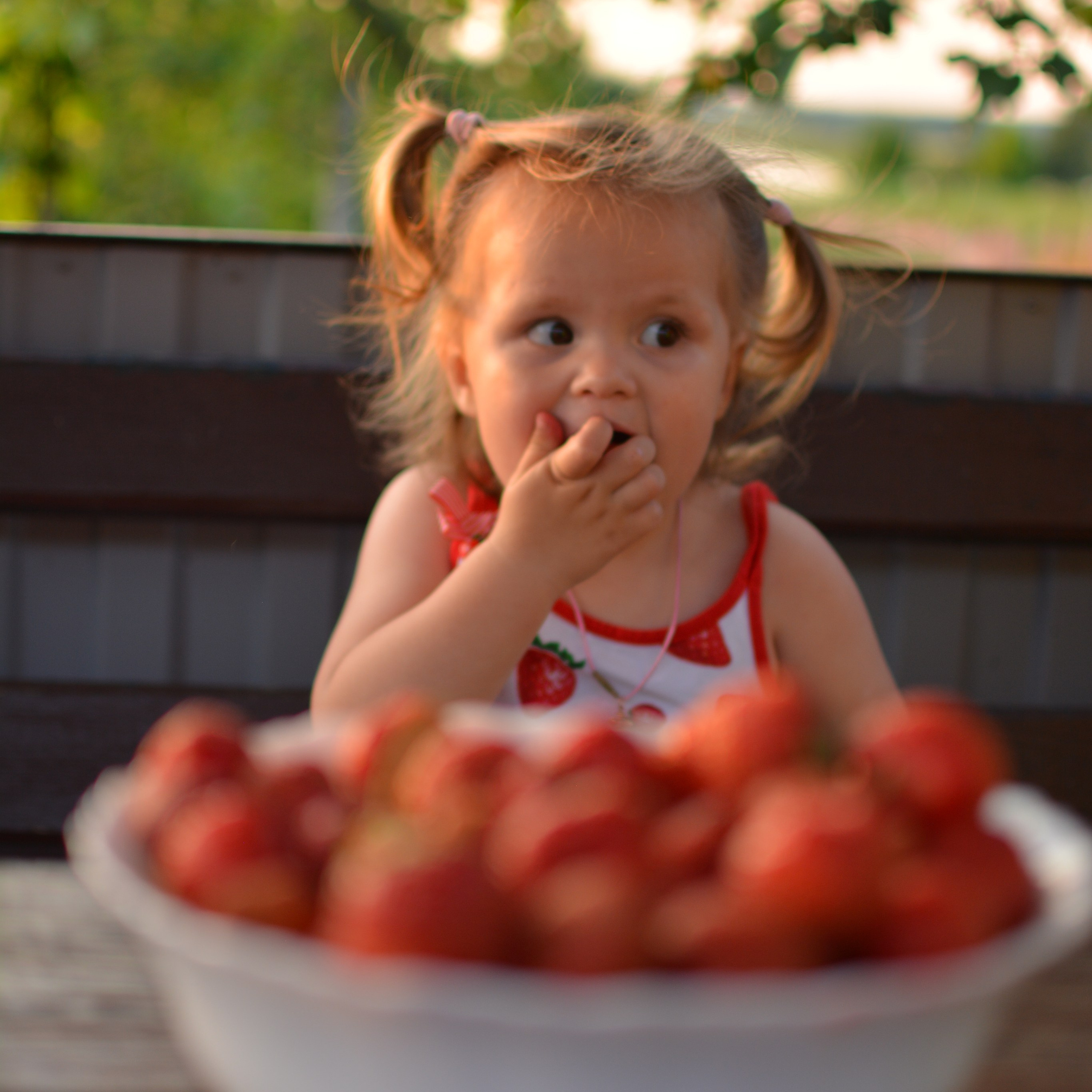 Полина с клубникой