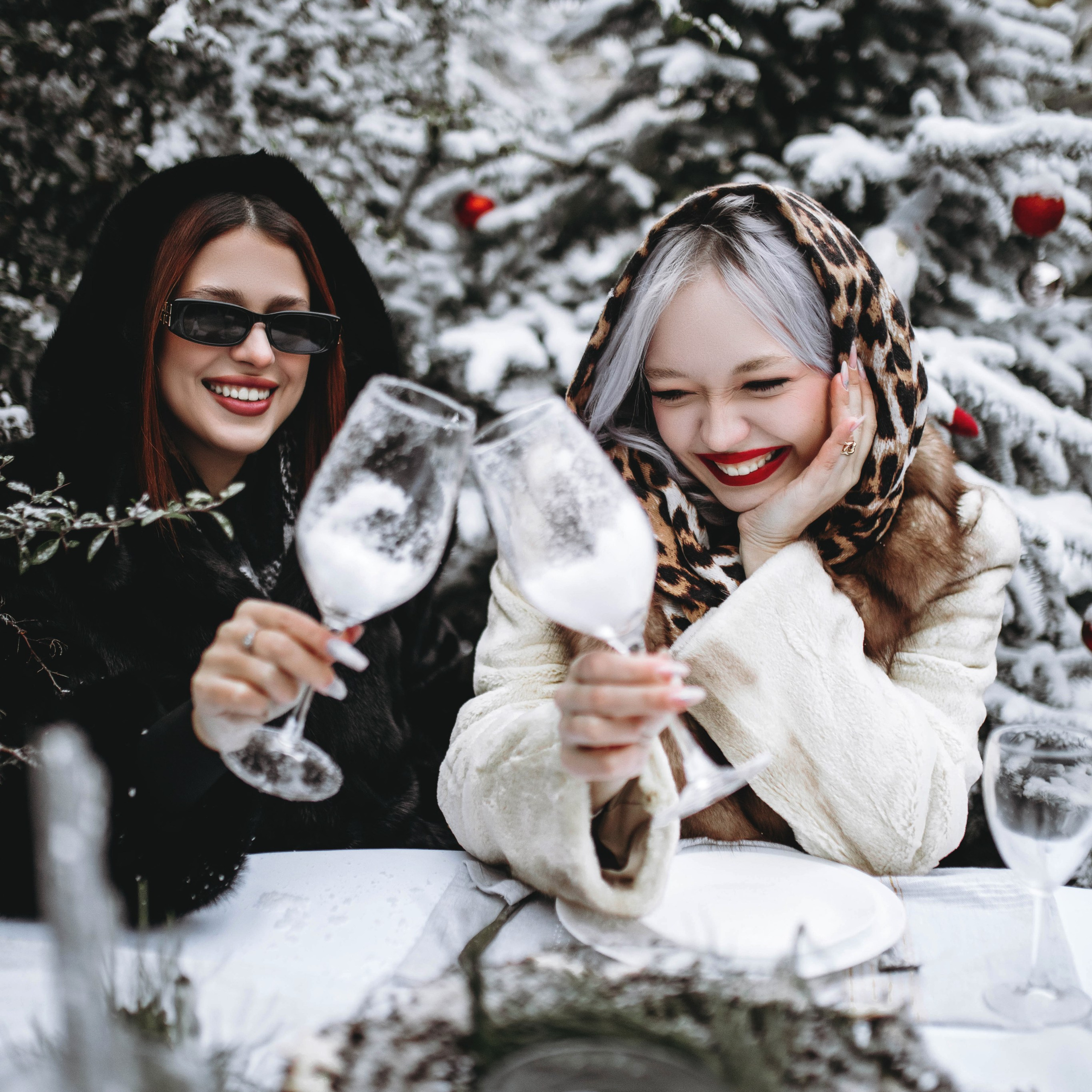 Новый год — девушки в шубах