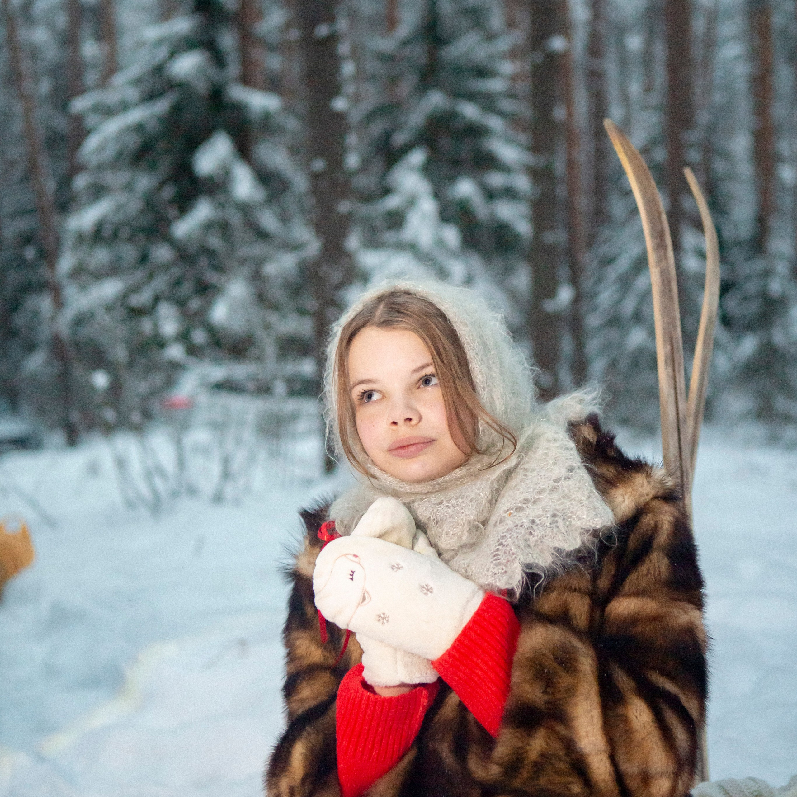 зима детская фотосессия в лесу снег веселье детство снежки игры санки лыжи зимняя сказка