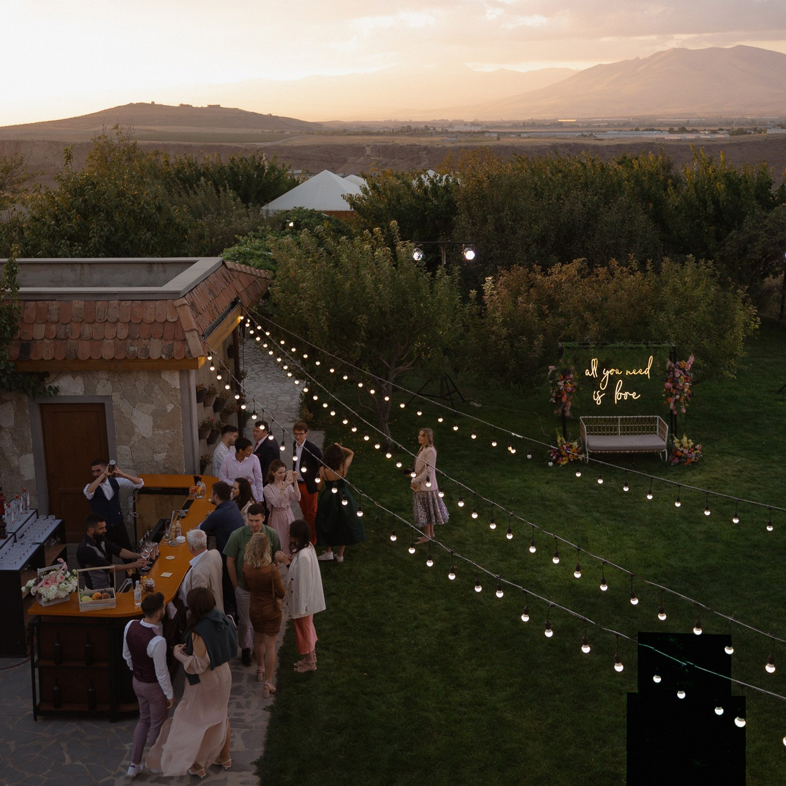 Трогательная свадебная вечеринка в горах Армении