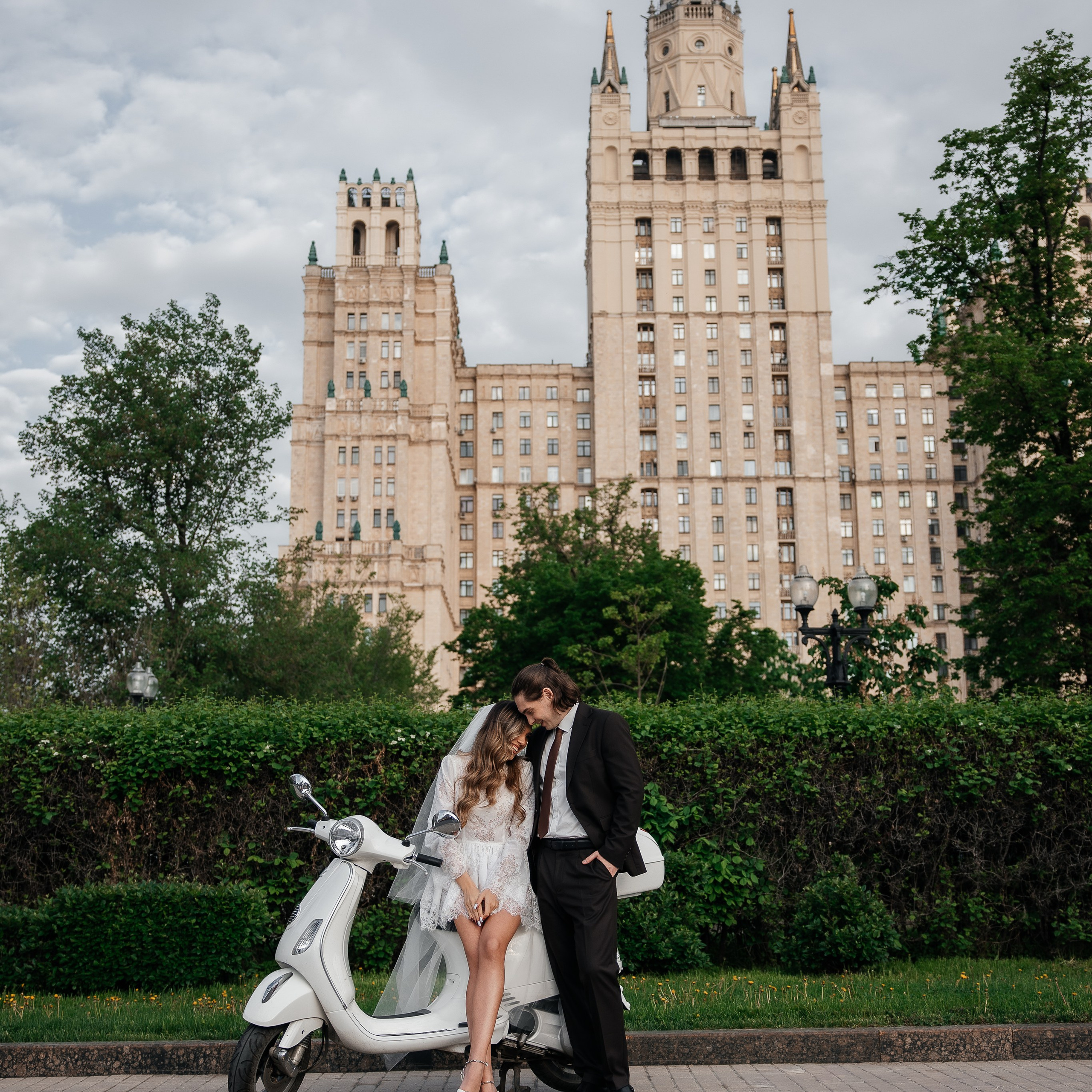 Свадебная прогулка у высотки на Кудринской площади