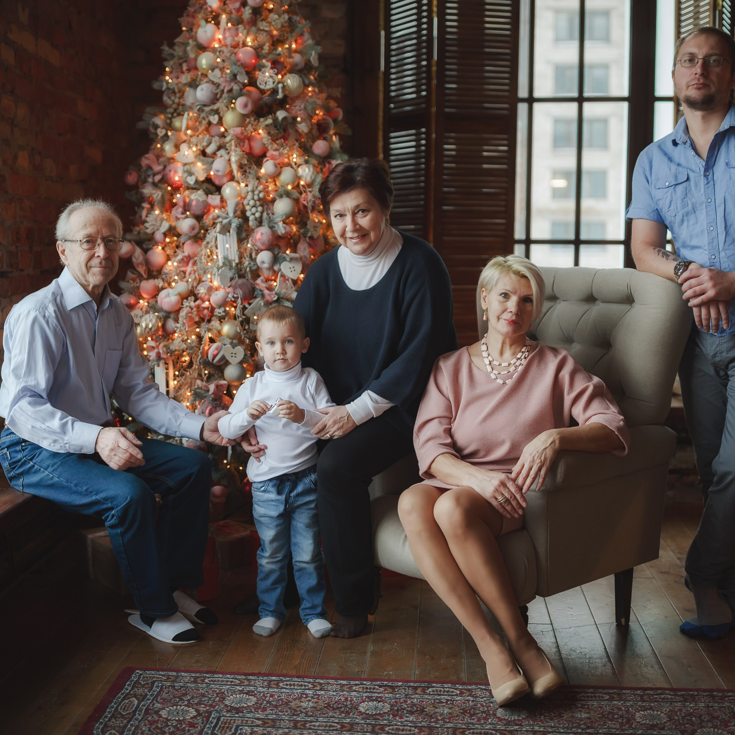 семья у елочки