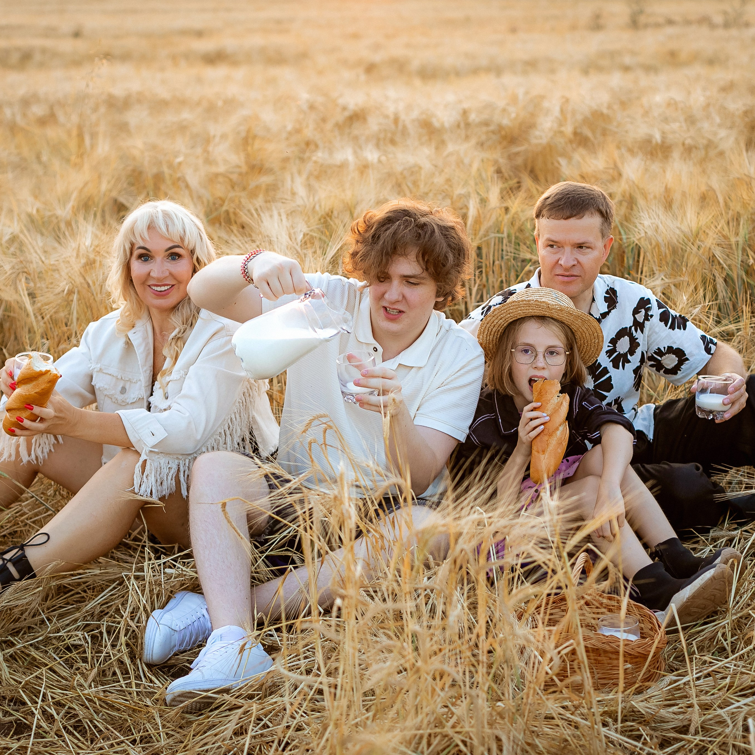 Наталья в поле семьей. Семейный фотограф Пермь Тимофеева Ольга