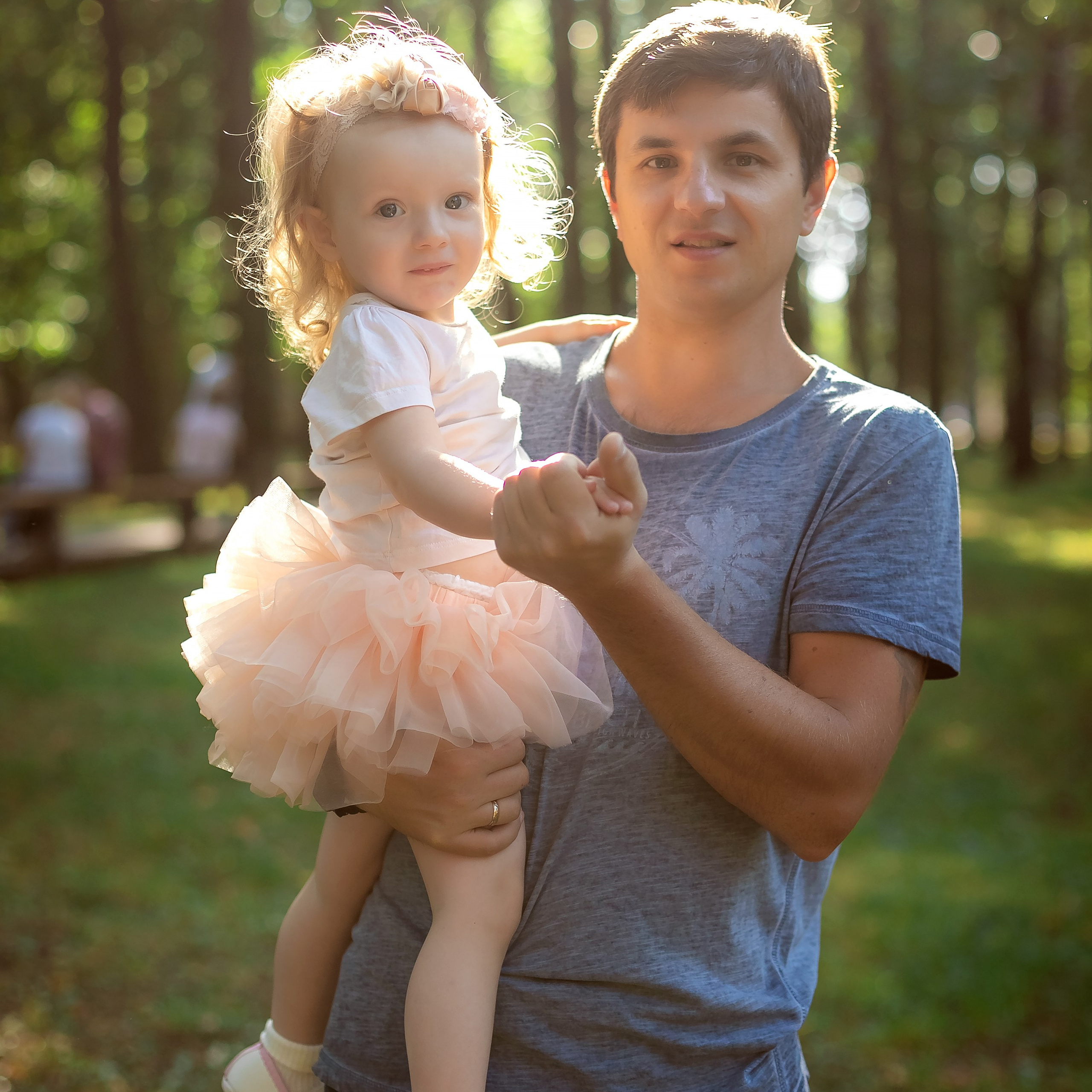 Регина с семьёй в парке. Семейный фотограф Пермь Тимофеева Ольга