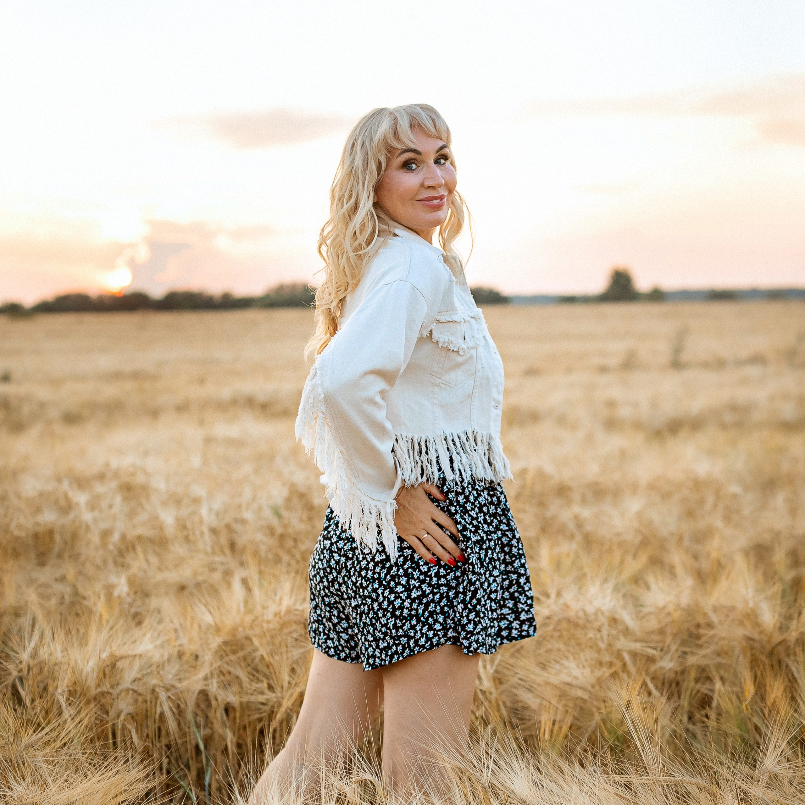 Наталья в поле семьей. Семейный фотограф Пермь Тимофеева Ольга