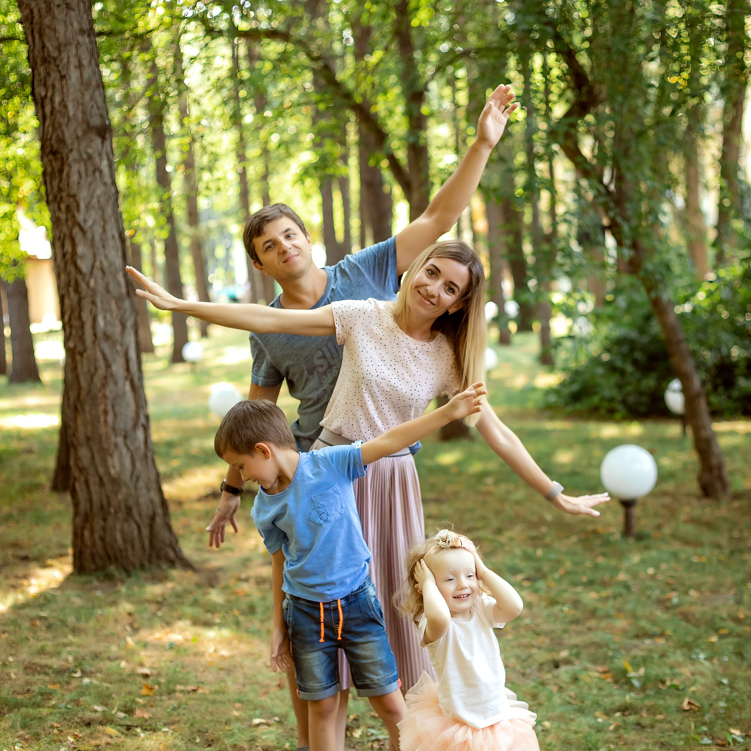 Регина с семьёй в парке. Семейный фотограф Пермь Тимофеева Ольга