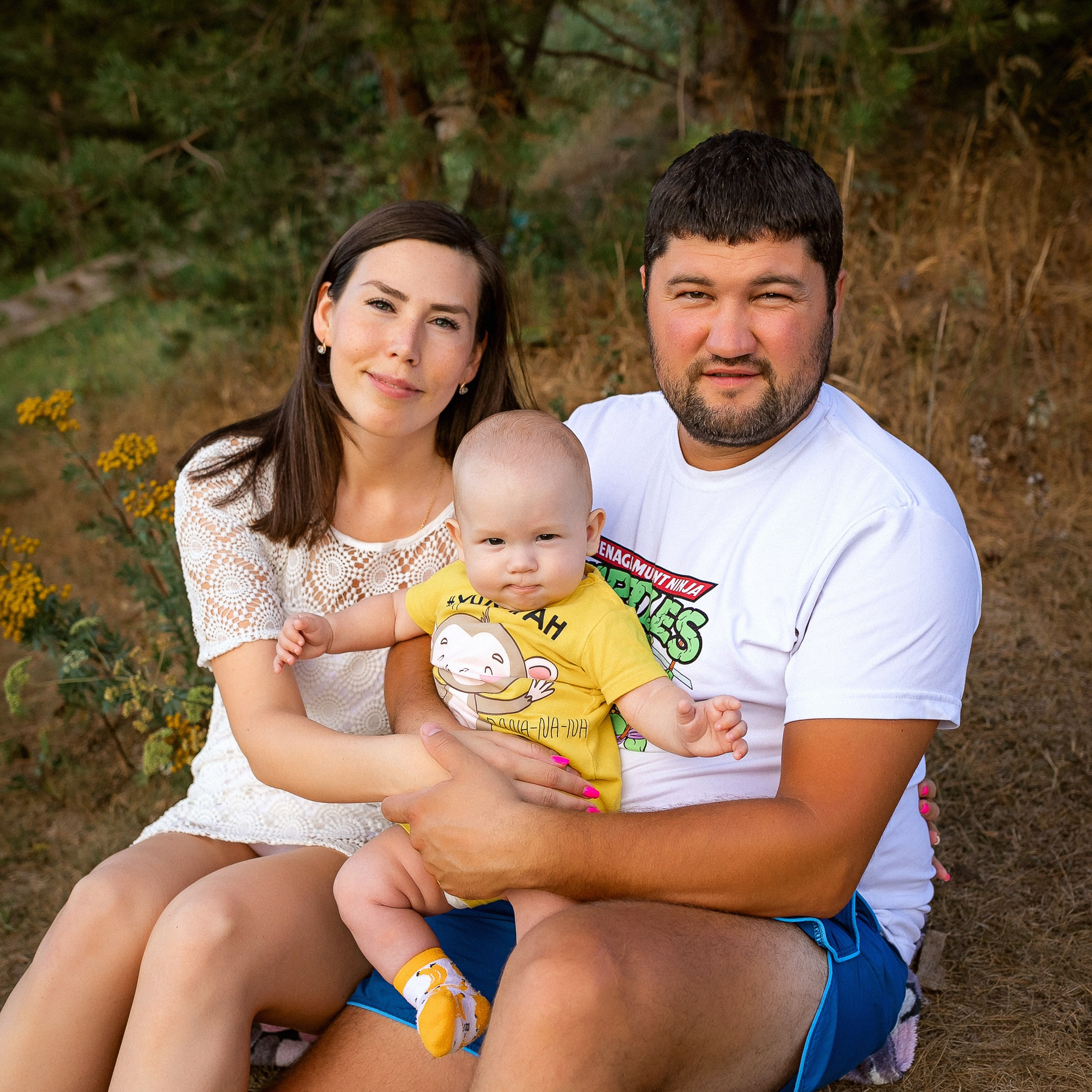 Оксана с семьёй у пруда. Семейный фотограф Пермь Тимофеева Ольга