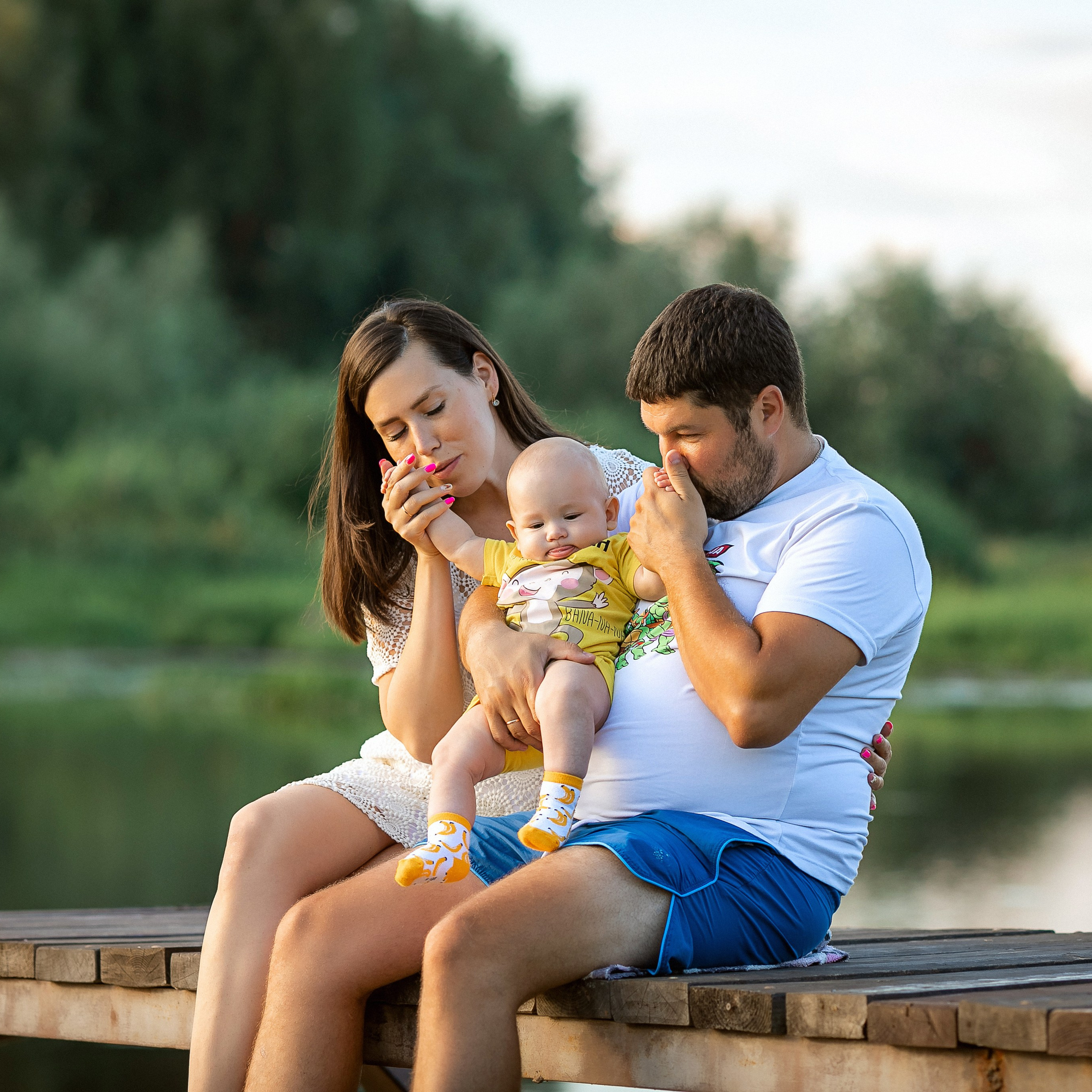 Оксана с семьёй у пруда. Семейный фотограф Пермь Тимофеева Ольга