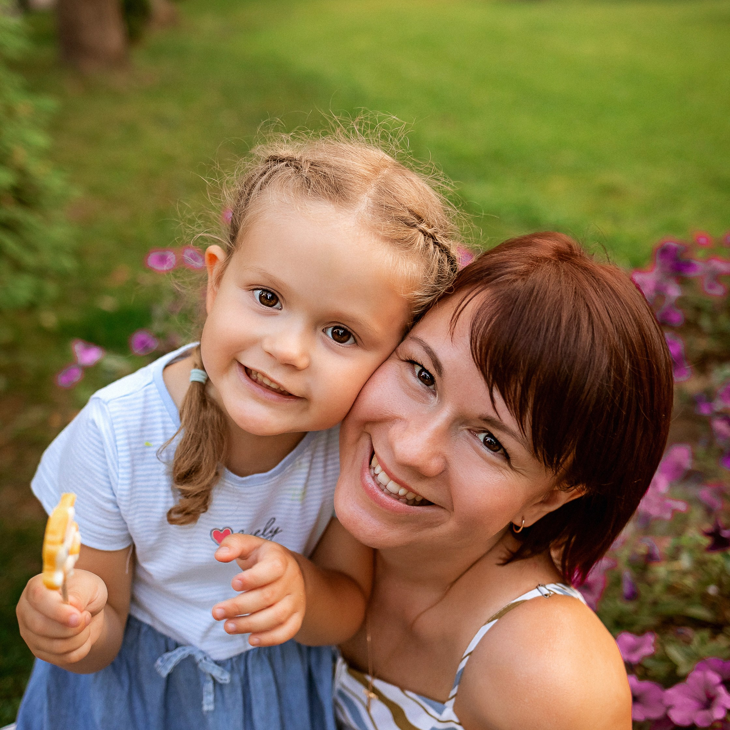 Надя с семьёй в парке. Семейный фотограф Пермь Тимофеева Ольга