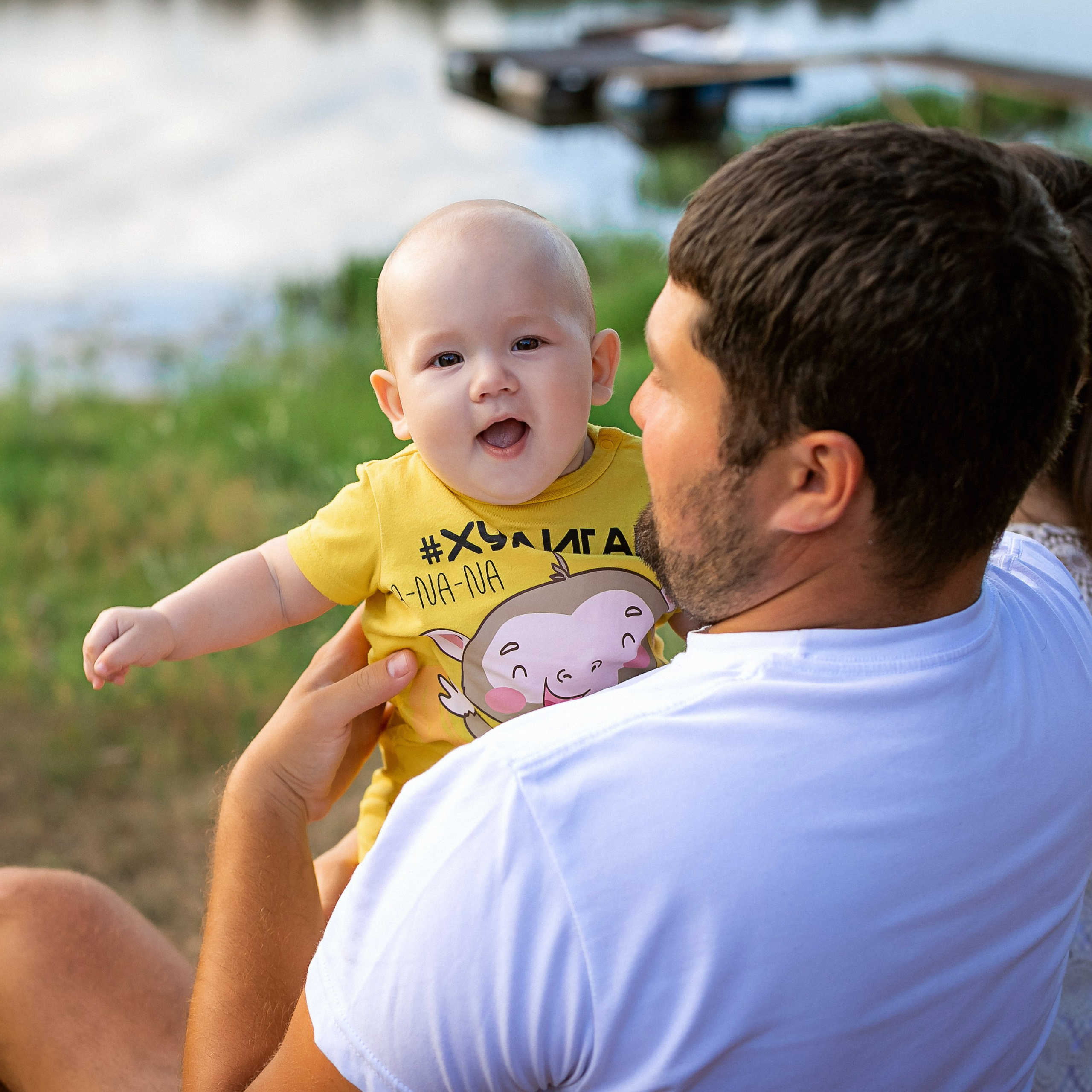 Оксана с семьёй у пруда. Семейный фотограф Пермь Тимофеева Ольга