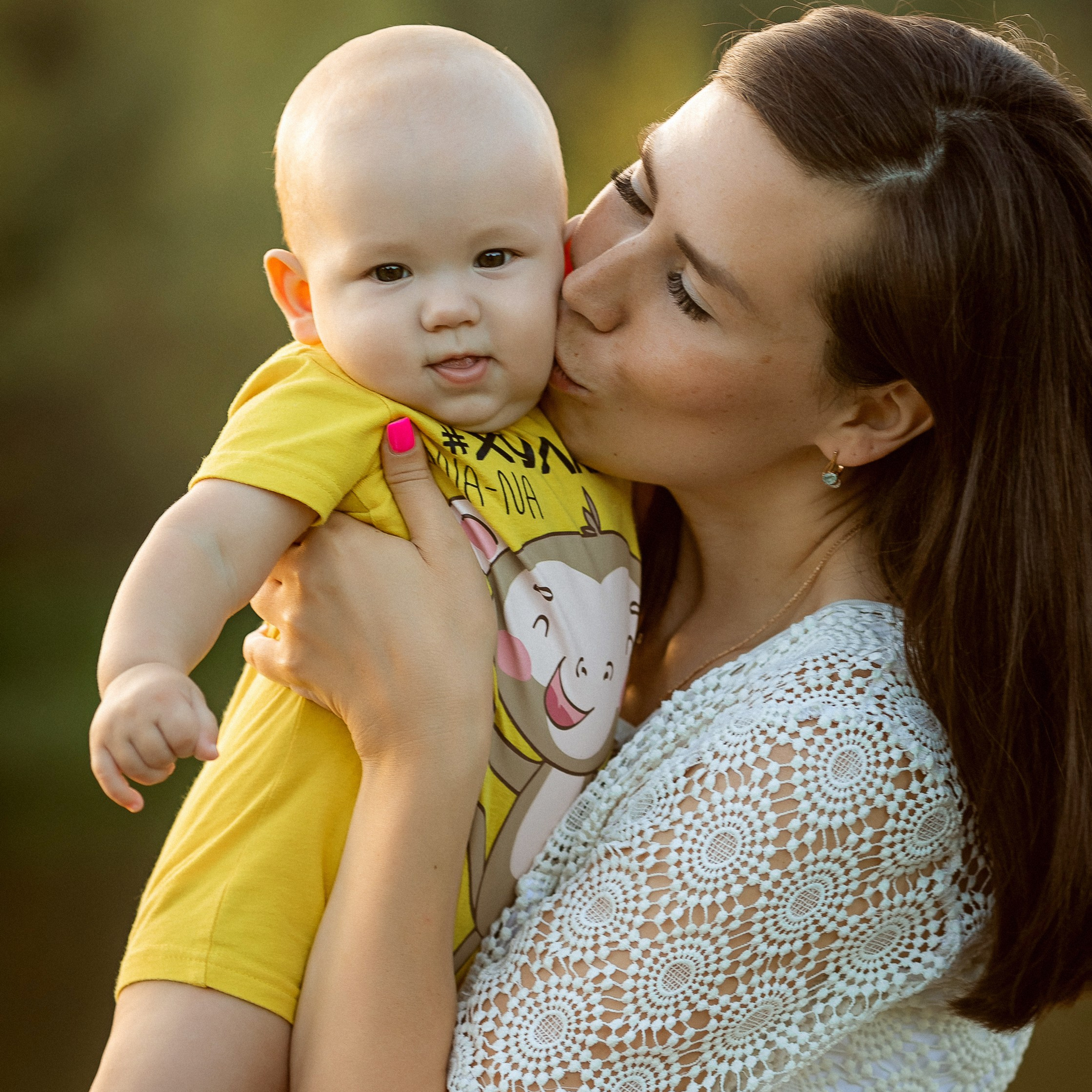 Оксана с семьёй у пруда. Семейный фотограф Пермь Тимофеева Ольга