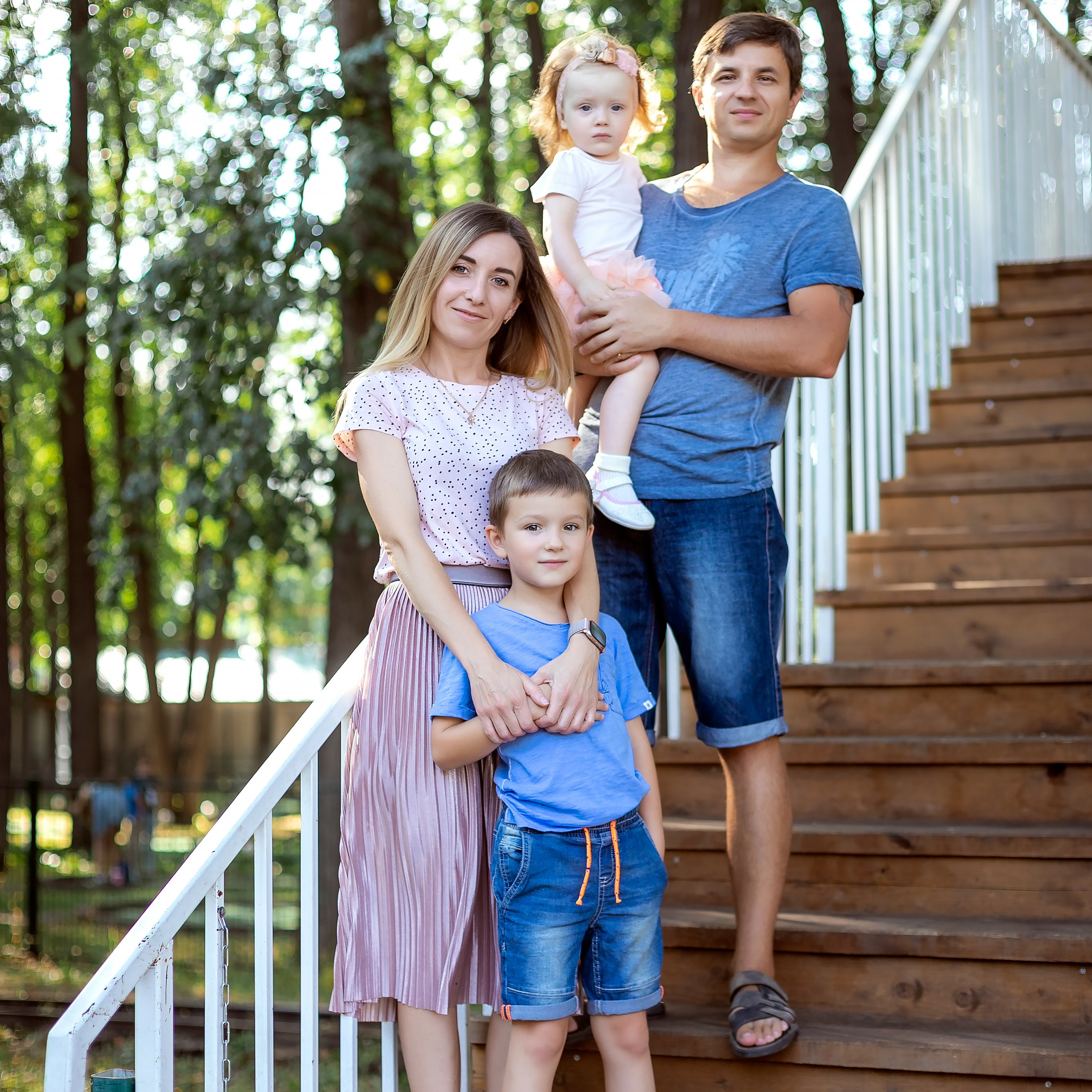 Регина с семьёй в парке. Семейный фотограф Пермь Тимофеева Ольга