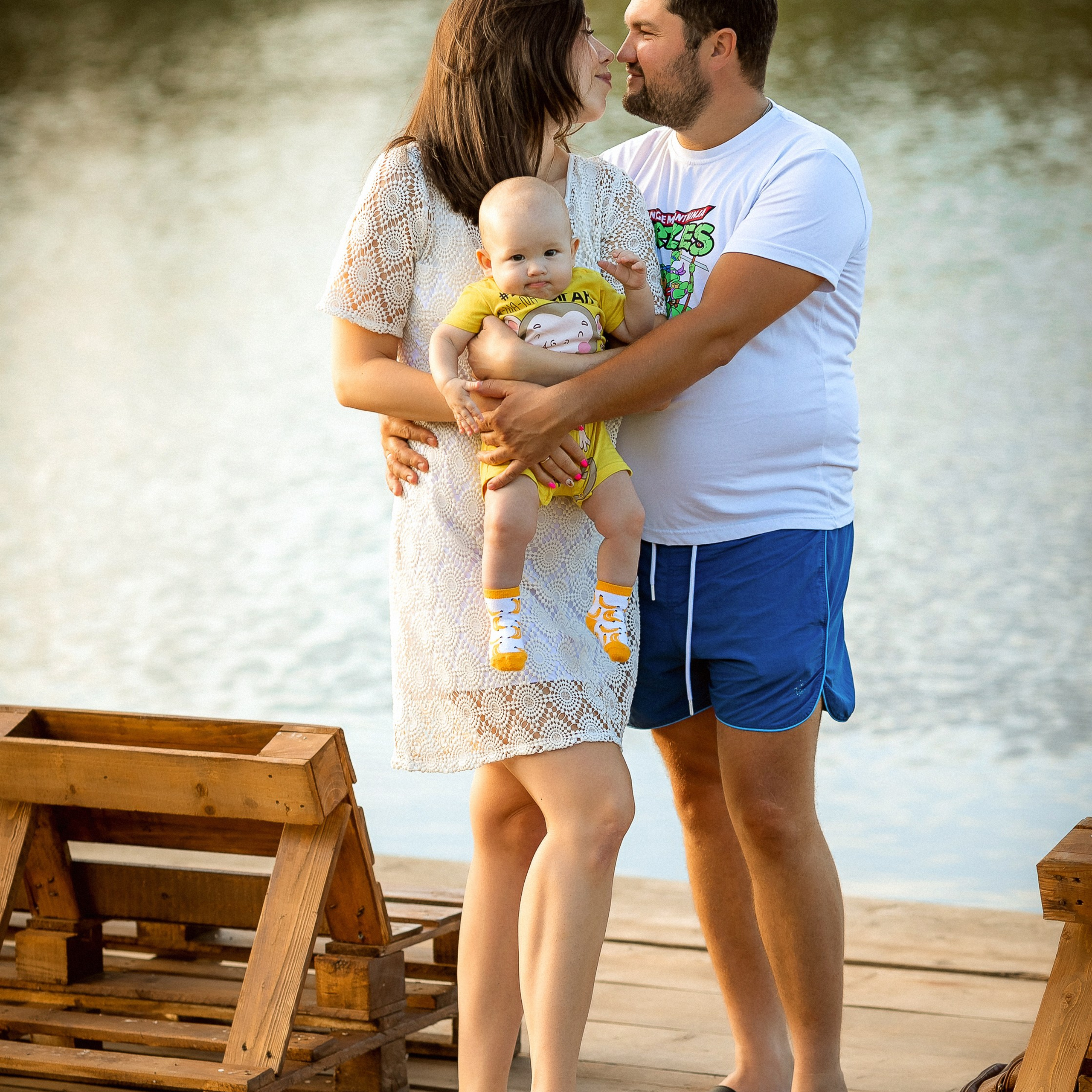 Оксана с семьёй у пруда. Семейный фотограф Пермь Тимофеева Ольга