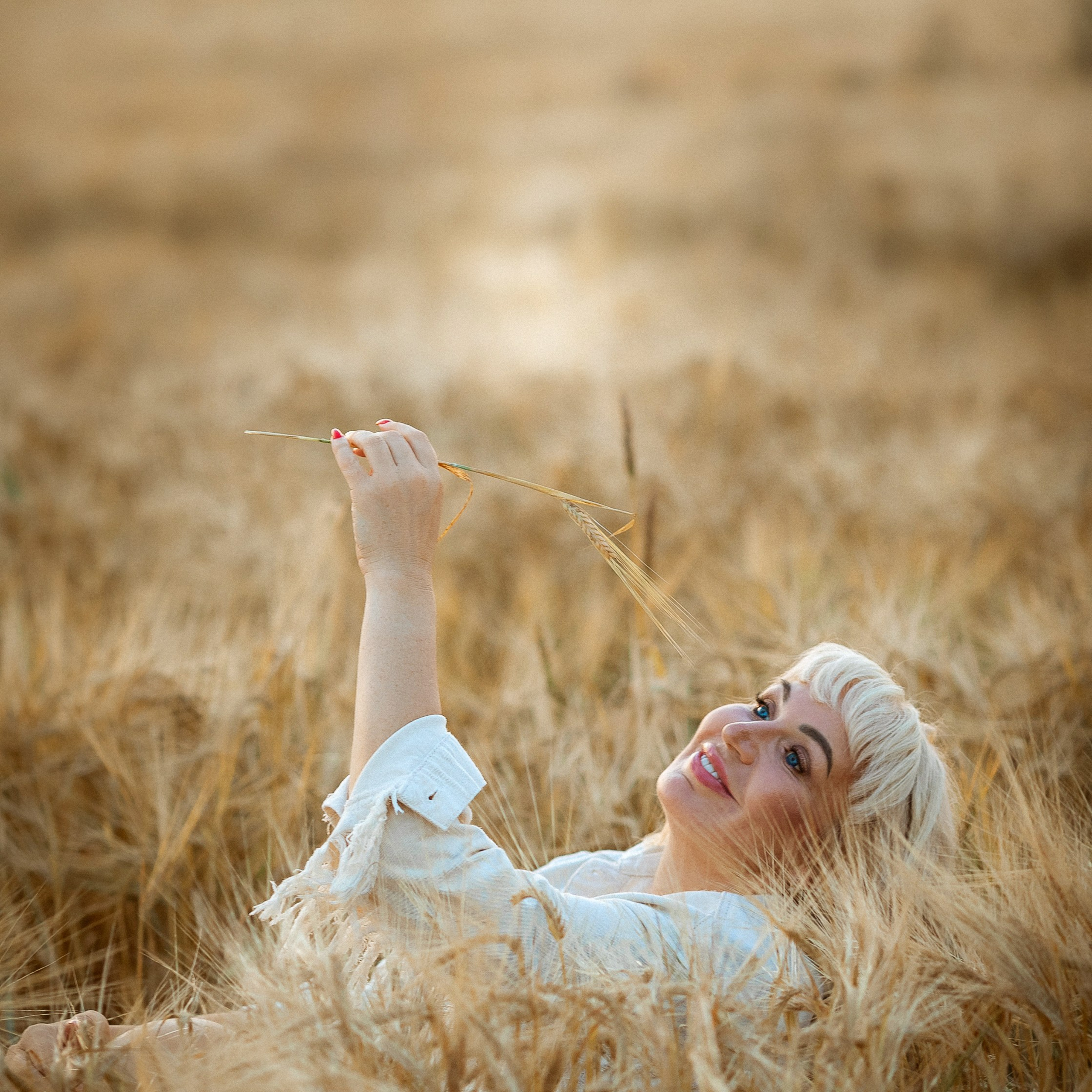 Наталья в поле семьей. Семейный фотограф Пермь Тимофеева Ольга