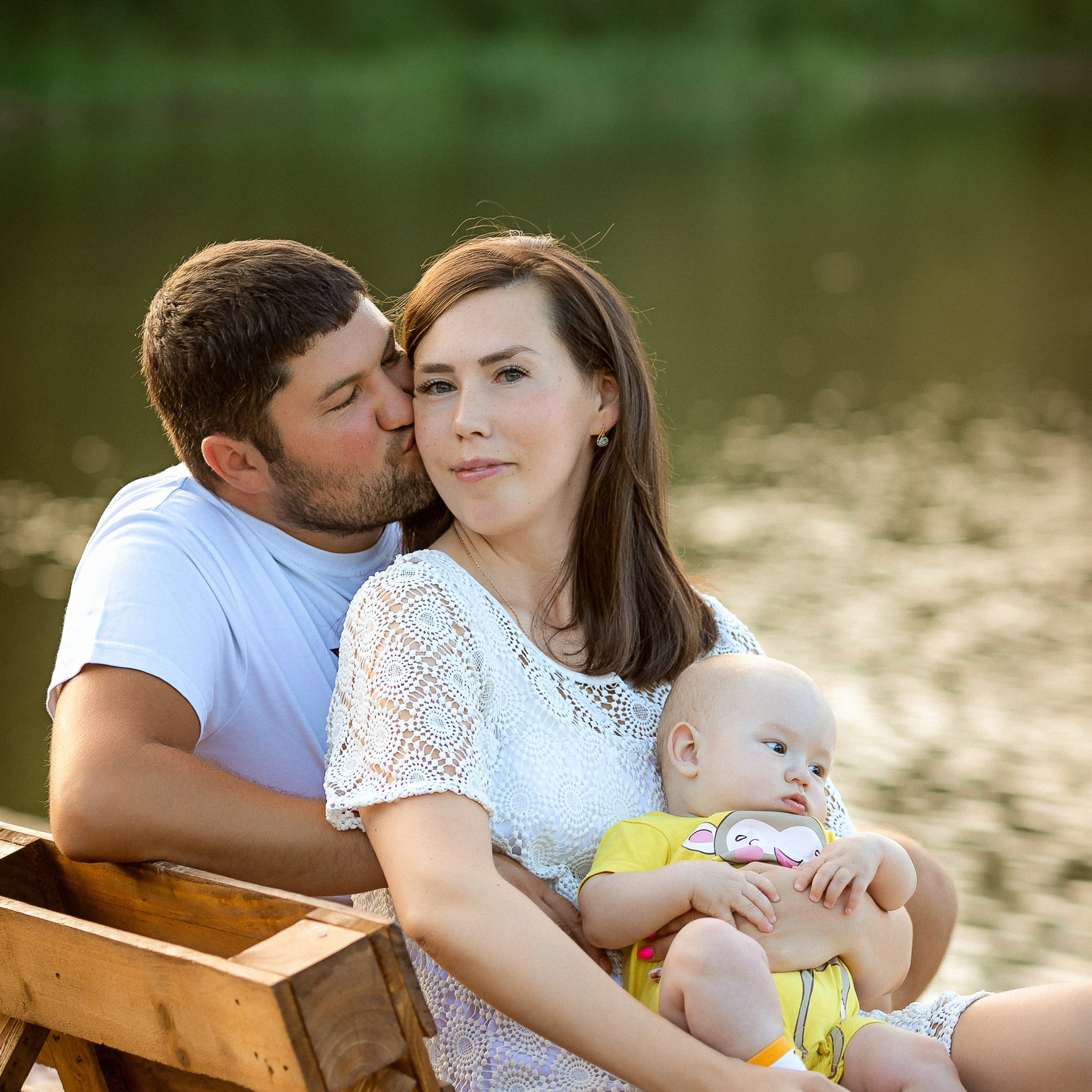 Оксана с семьёй у пруда. Семейный фотограф Пермь Тимофеева Ольга