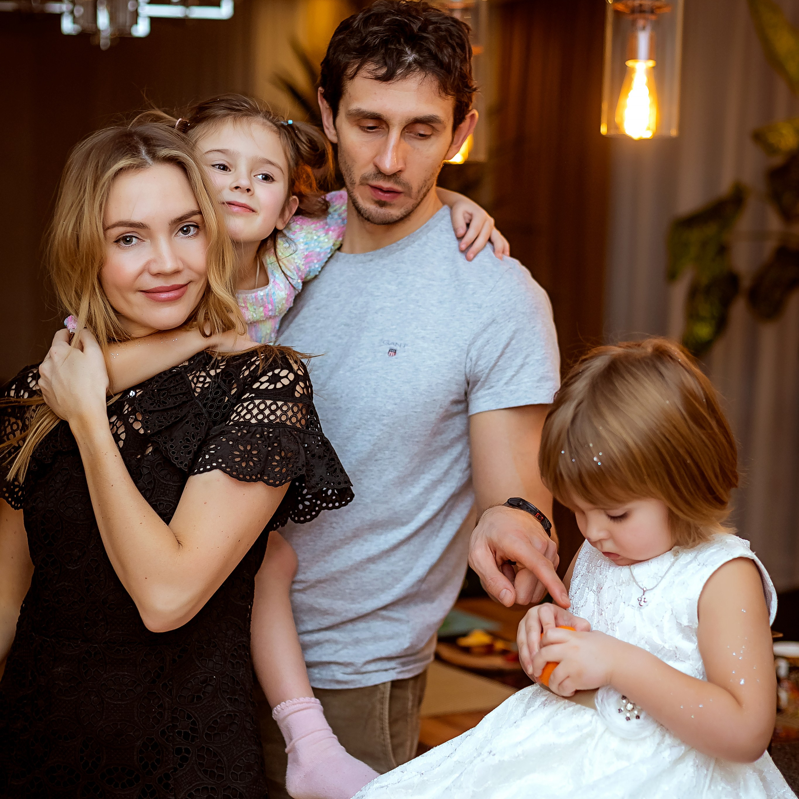 Инна дома со своей семьёй. Семейный фотограф Пермь Тимофеева Ольга