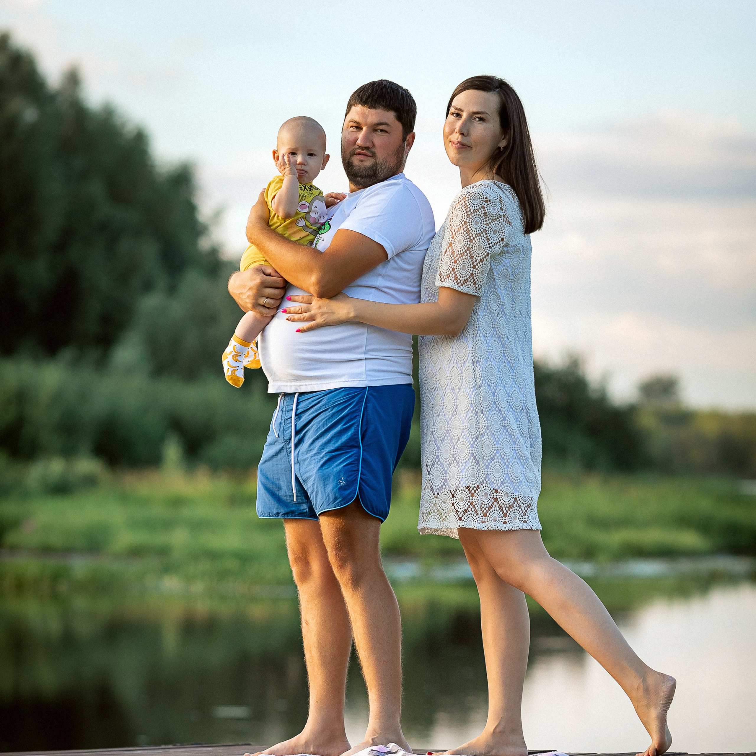 Оксана с семьёй у пруда. Семейный фотограф Пермь Тимофеева Ольга