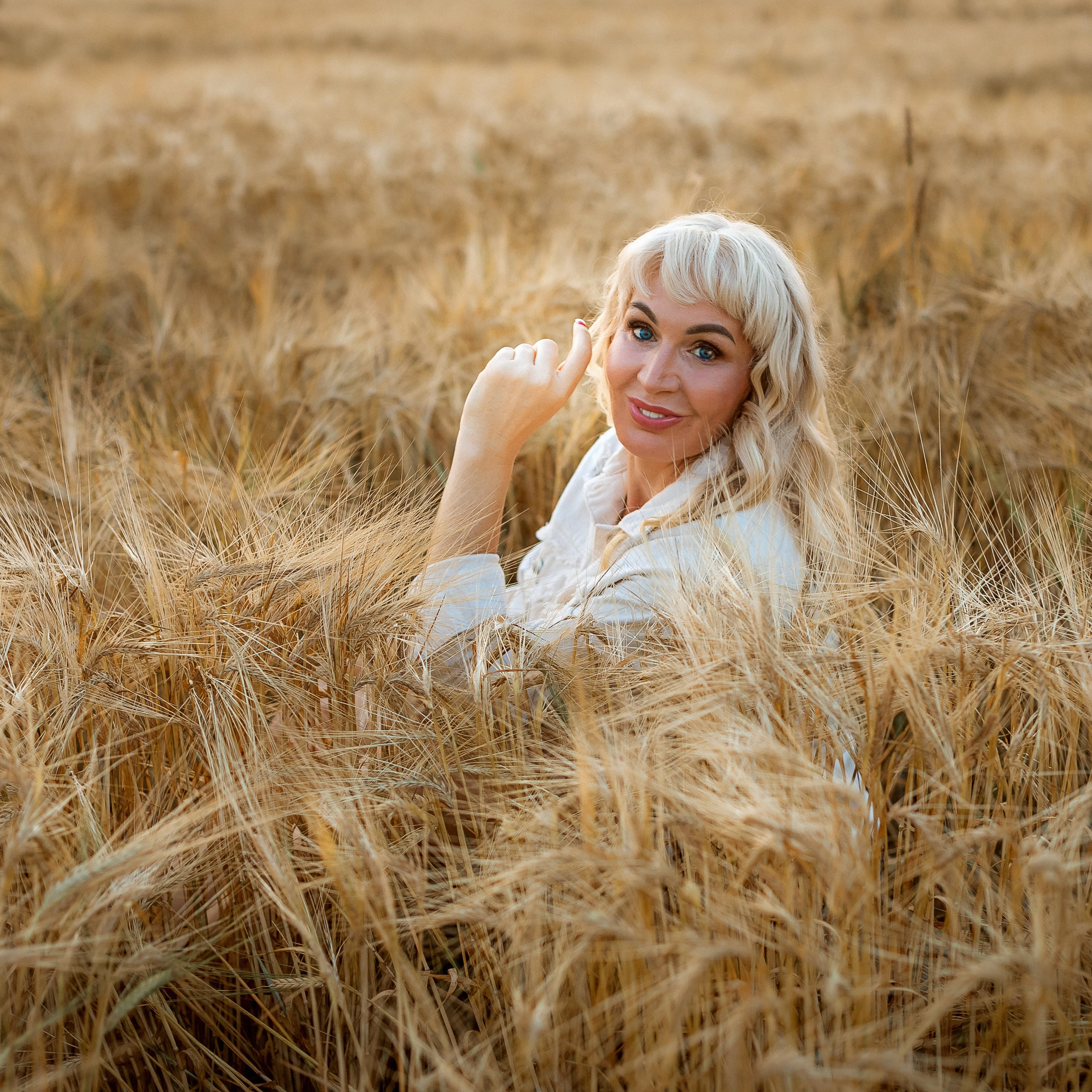 Наталья в поле семьей. Семейный фотограф Пермь Тимофеева Ольга