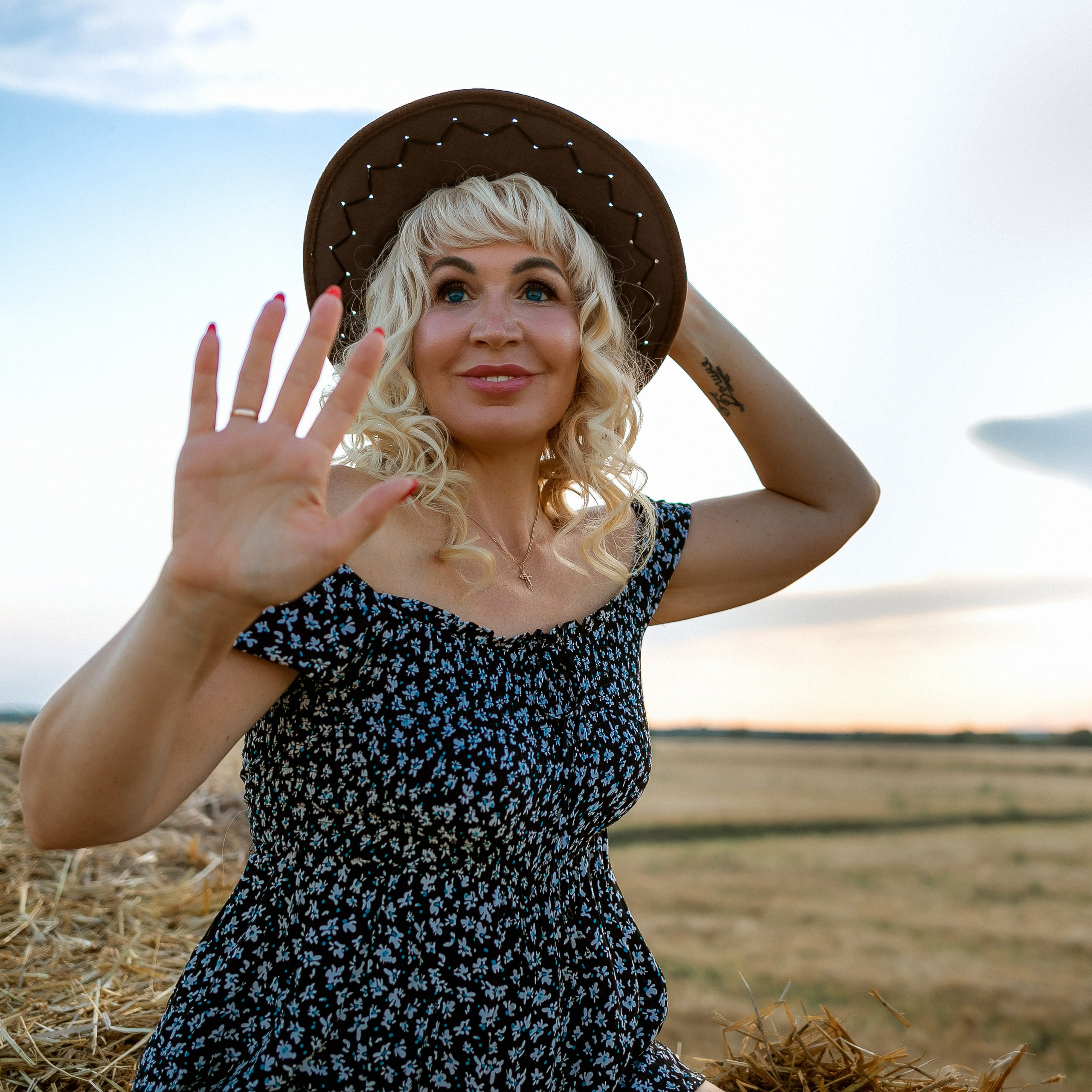 Наталья в поле семьей. Семейный фотограф Пермь Тимофеева Ольга