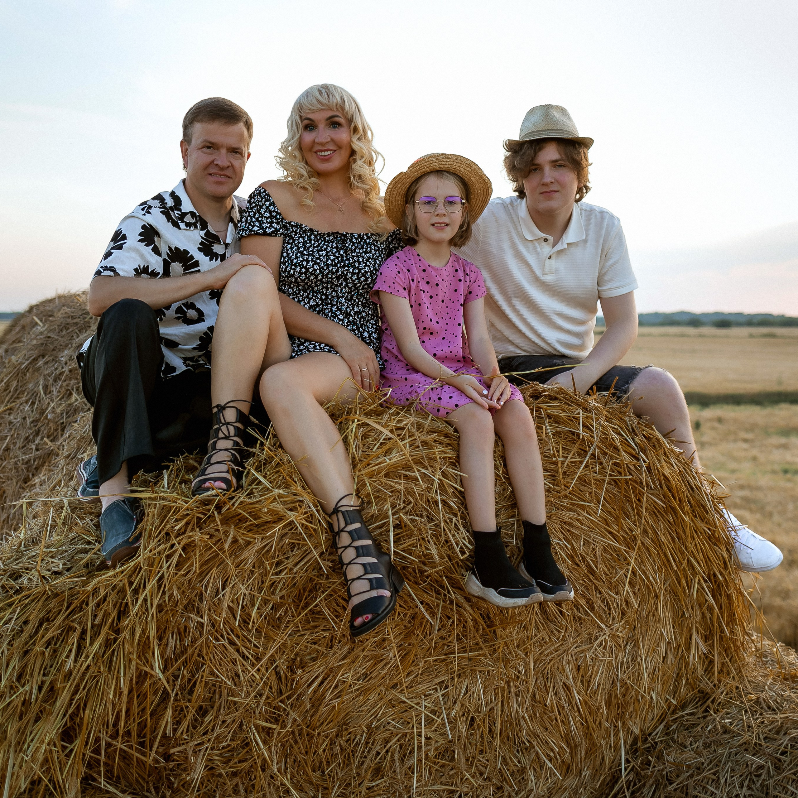 Наталья в поле семьей. Семейный фотограф Пермь Тимофеева Ольга