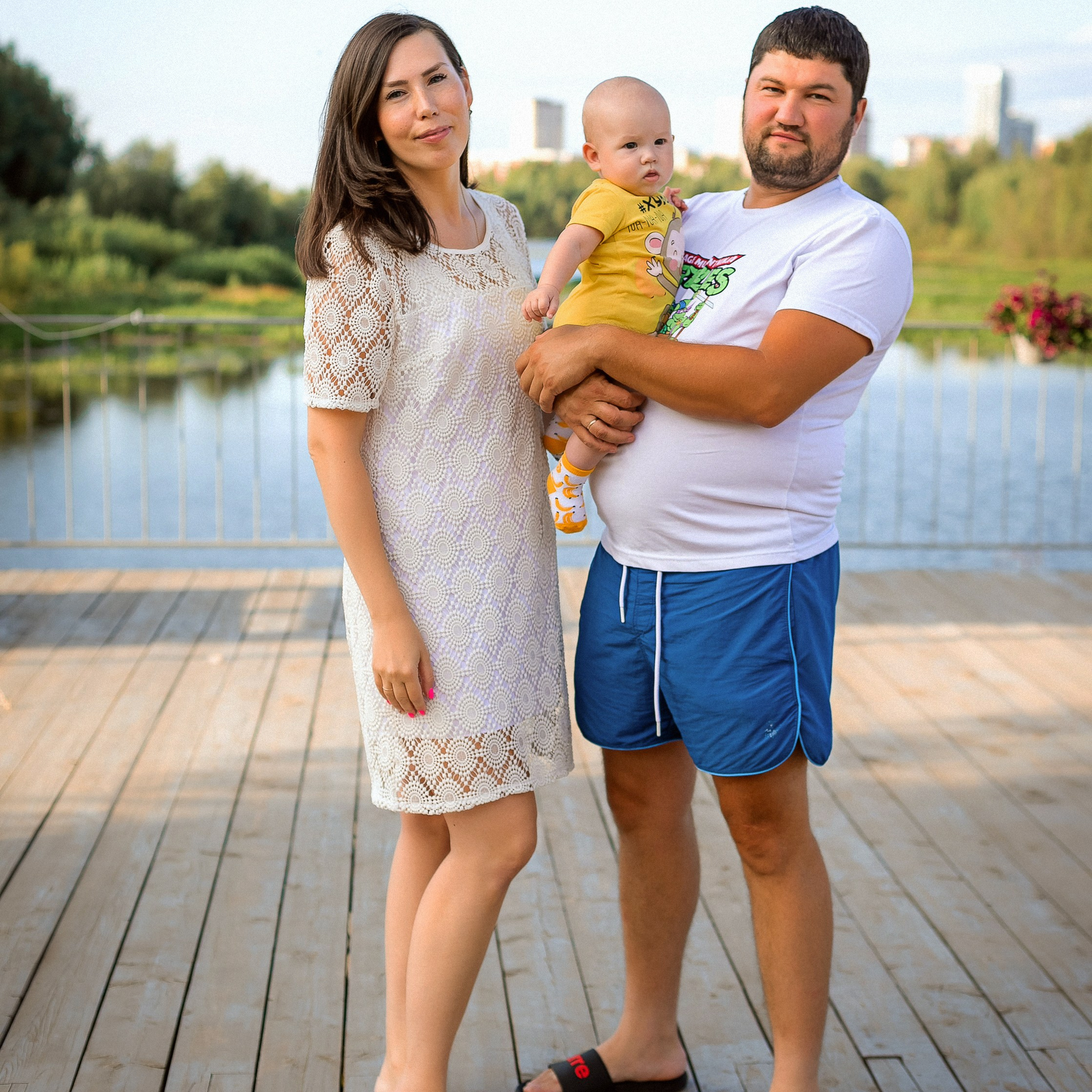 Оксана с семьёй у пруда. Семейный фотограф Пермь Тимофеева Ольга