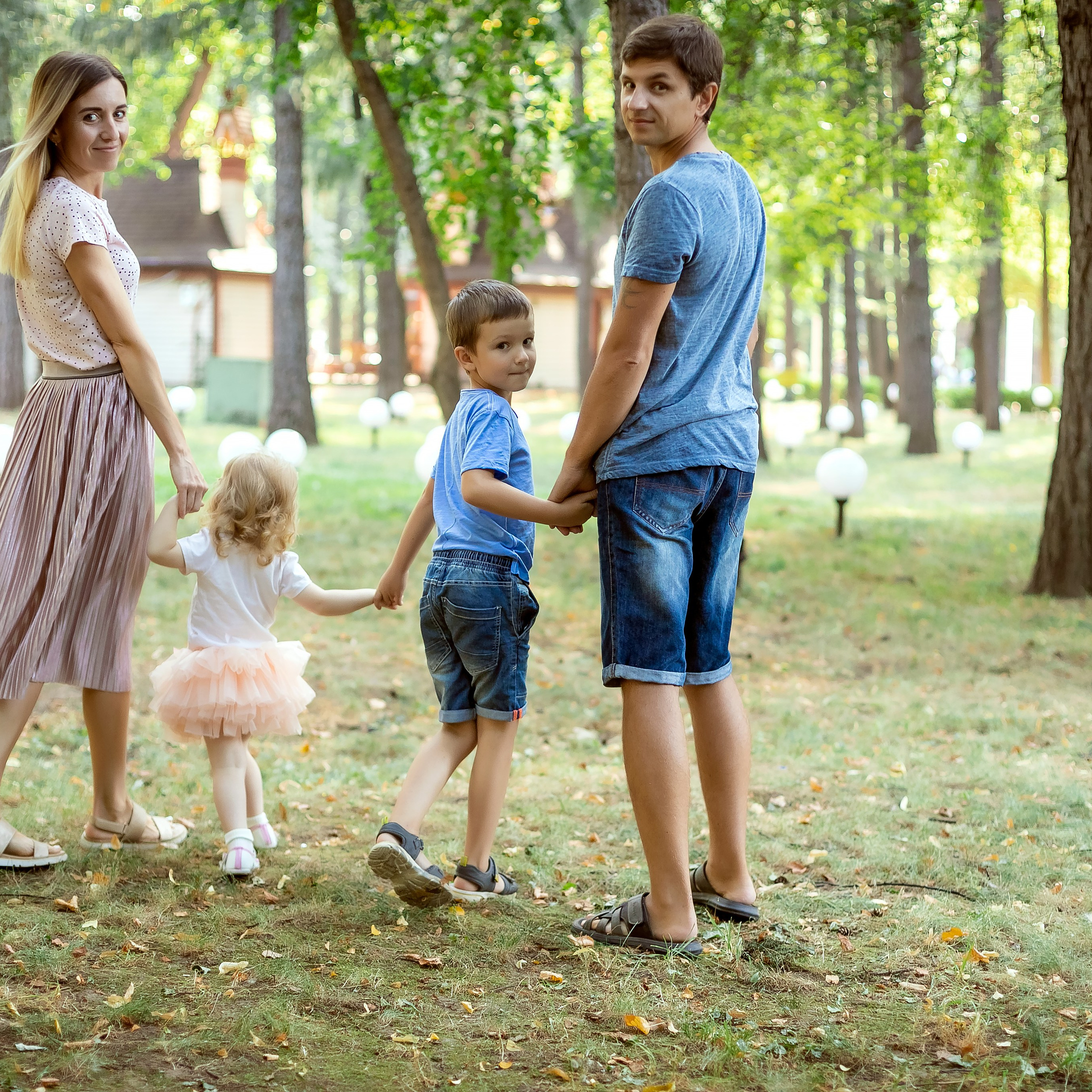 Регина с семьёй в парке. Семейный фотограф Пермь Тимофеева Ольга