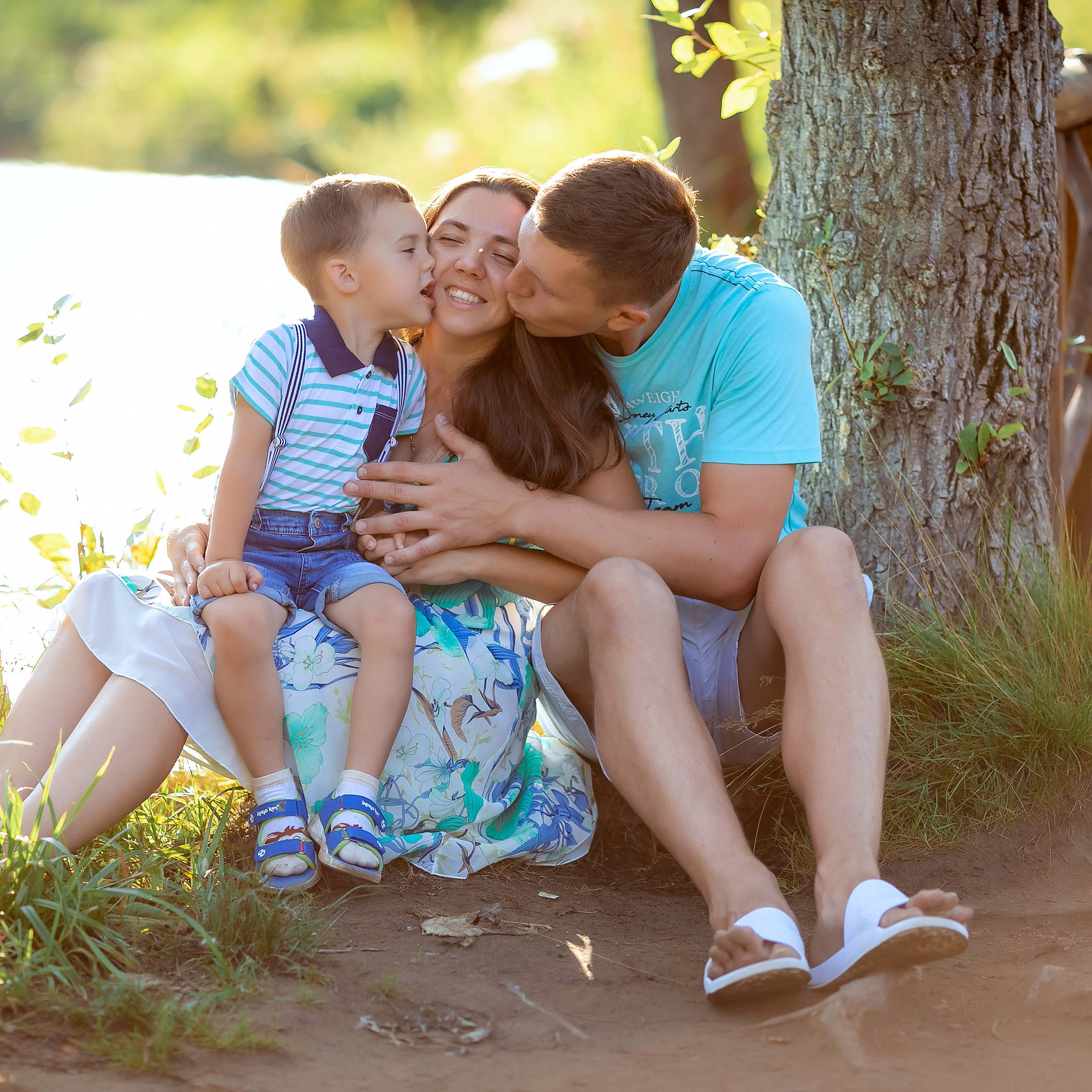 Настя с семьёй в парке. Семейный фотограф Пермь Тимофеева Ольга
