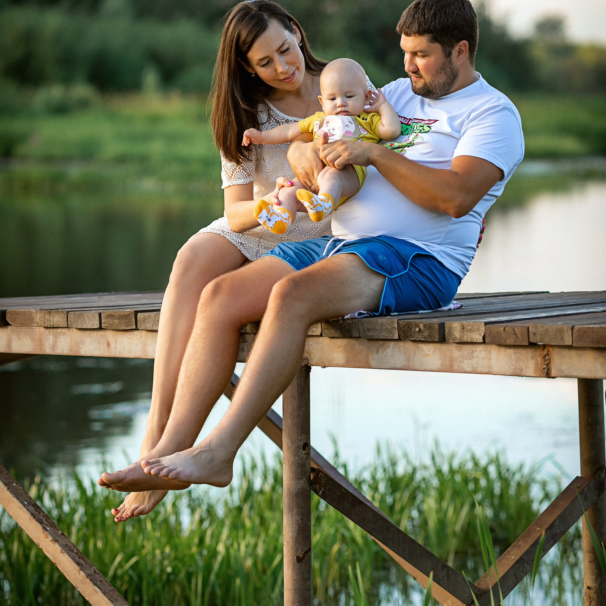 Оксана с семьёй у пруда. Семейный фотограф Пермь Тимофеева Ольга