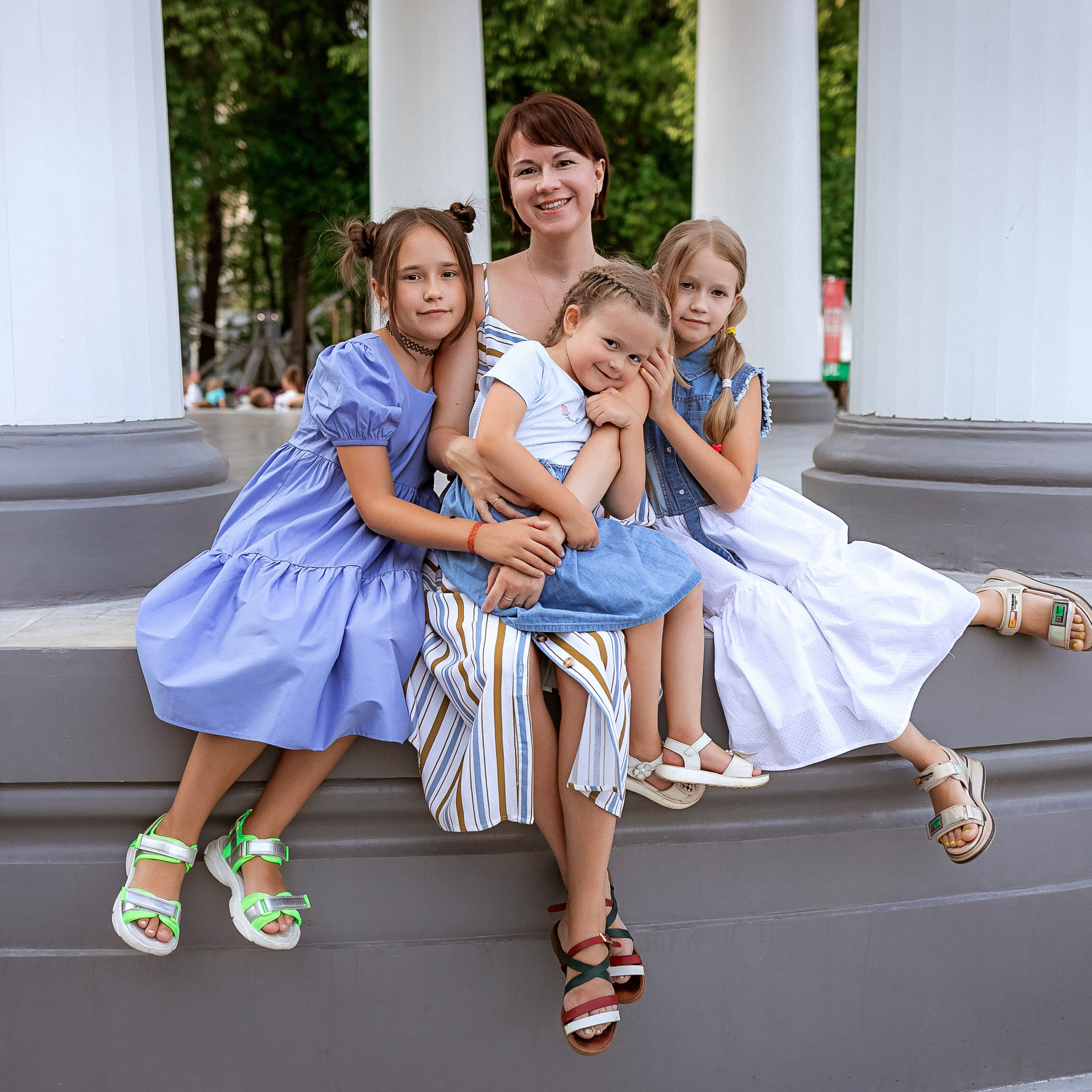 Надя с семьёй в парке. Семейный фотограф Пермь Тимофеева Ольга