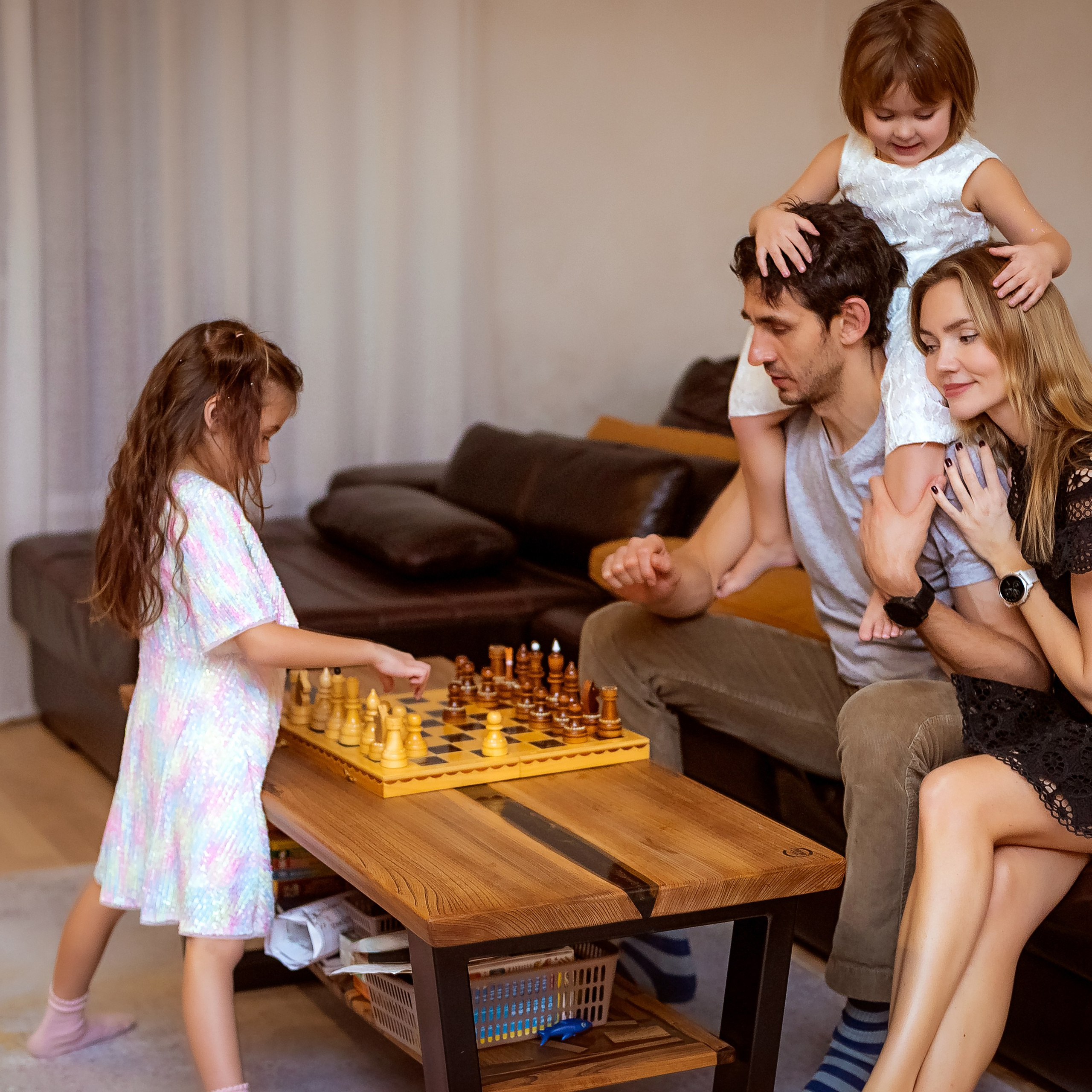 Инна дома со своей семьёй. Семейный фотограф Пермь Тимофеева Ольга