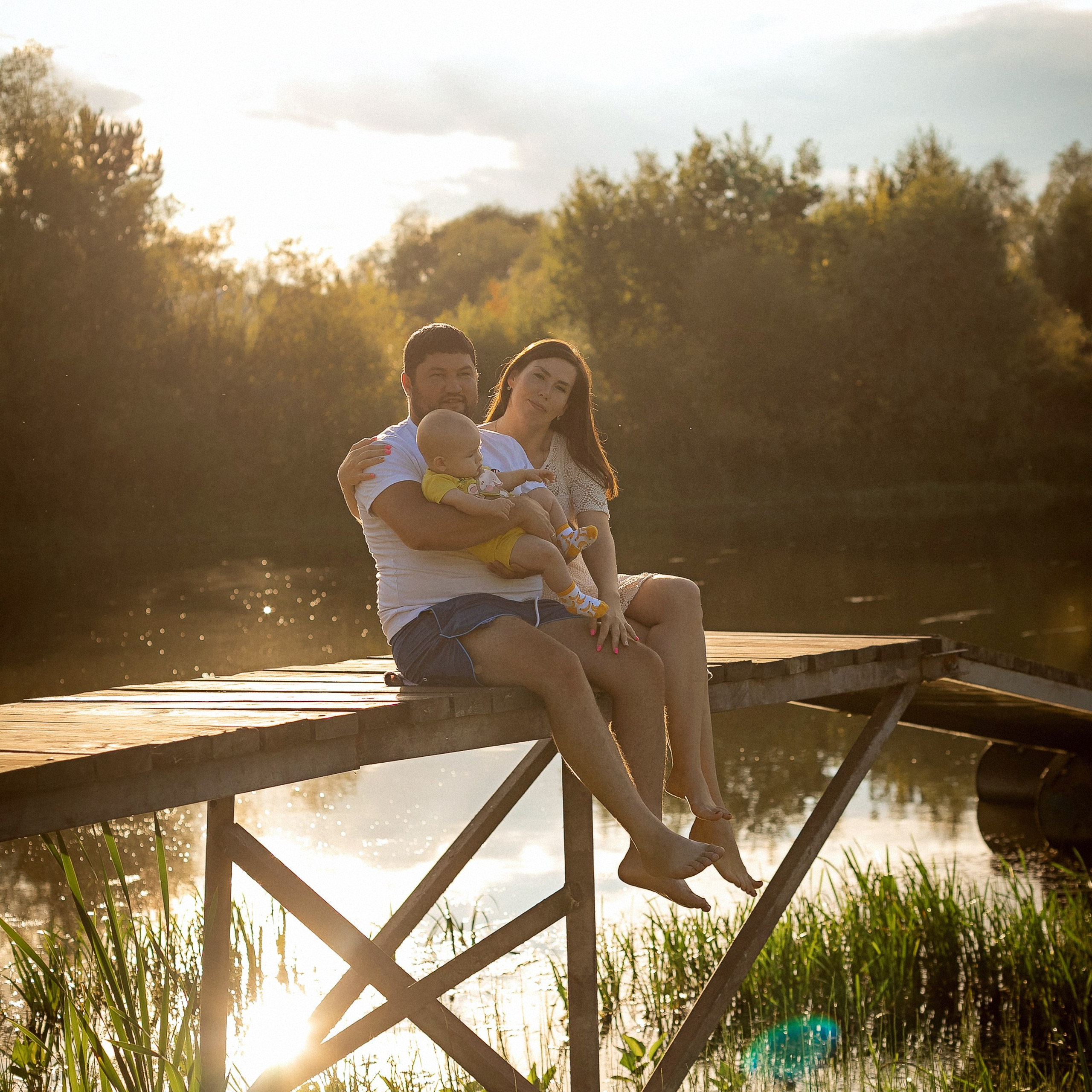 Оксана с семьёй у пруда. Семейный фотограф Пермь Тимофеева Ольга