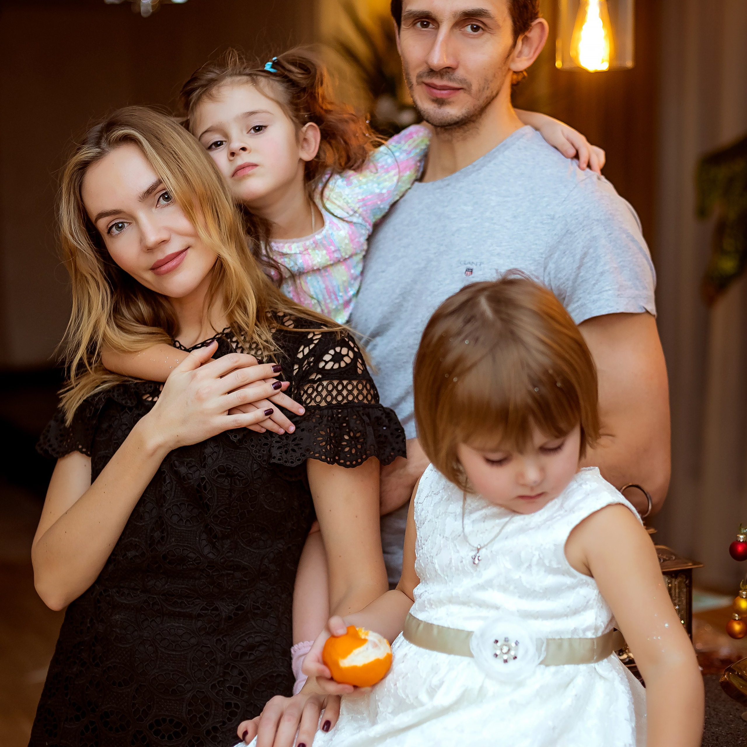 Инна дома со своей семьёй. Семейный фотограф Пермь Тимофеева Ольга