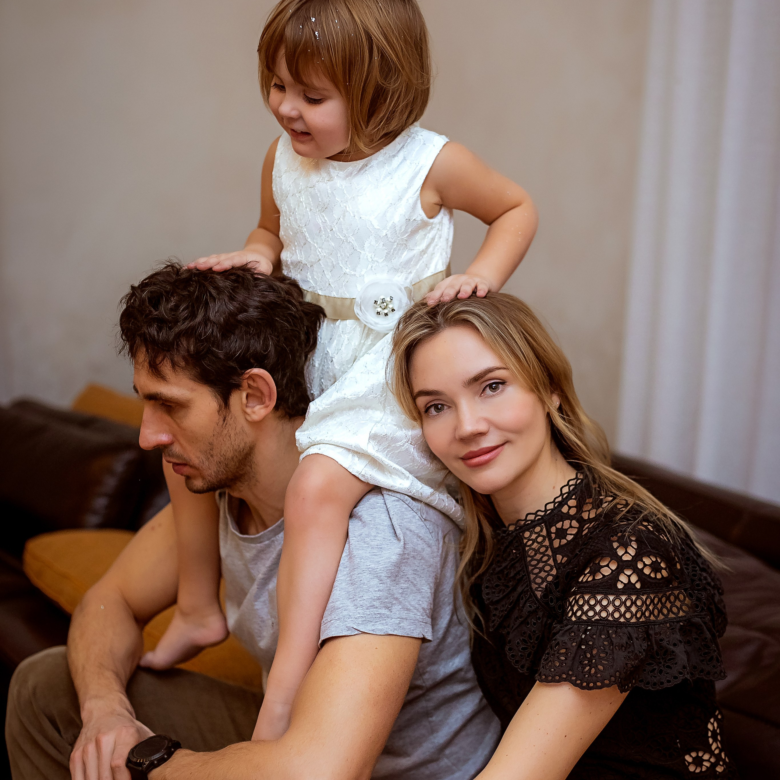 Инна дома со своей семьёй. Семейный фотограф Пермь Тимофеева Ольга