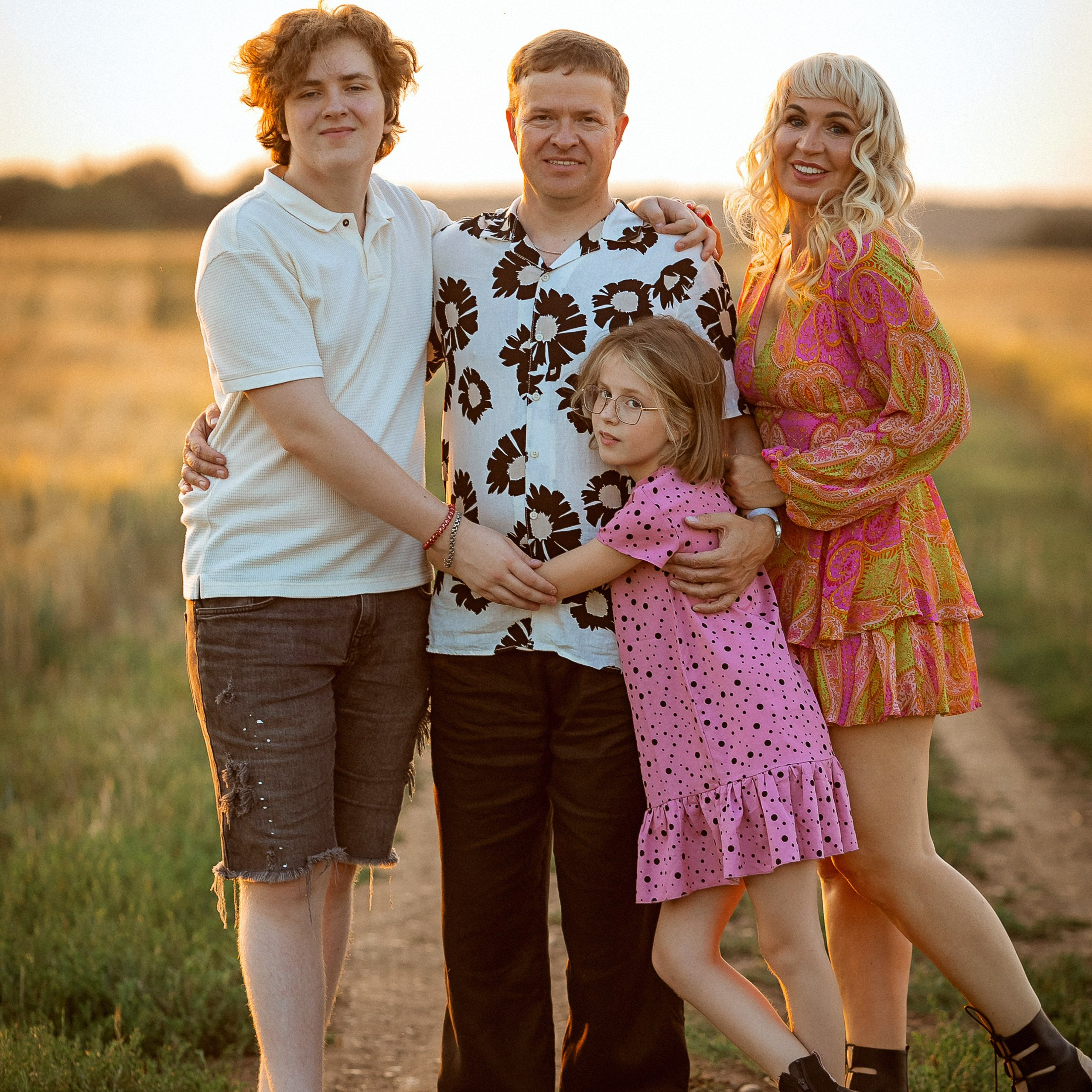 Наталья в поле семьей. Семейный фотограф Пермь Тимофеева Ольга