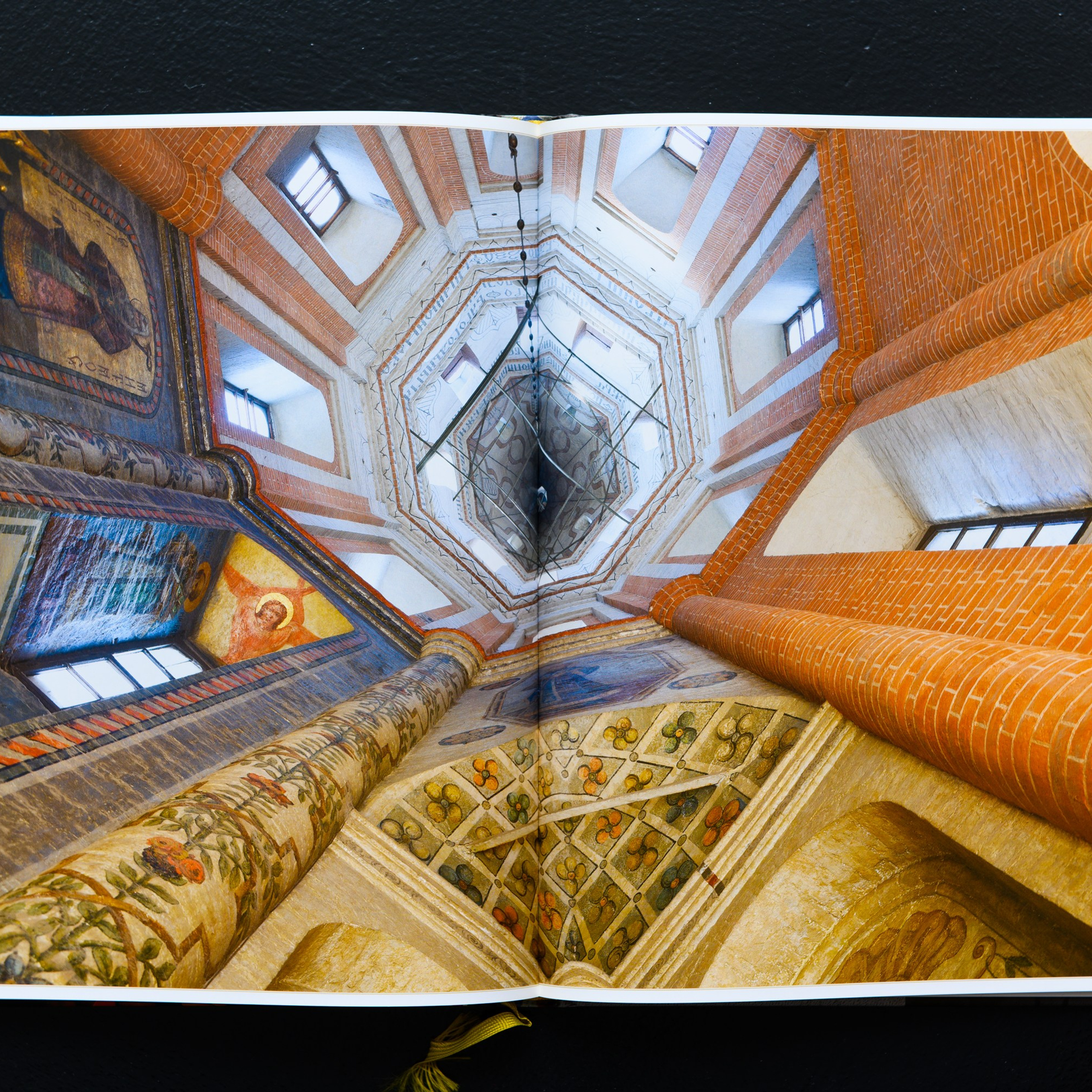 Центральная церковь освящена во имя Покрова Пресвятой Богородицы.