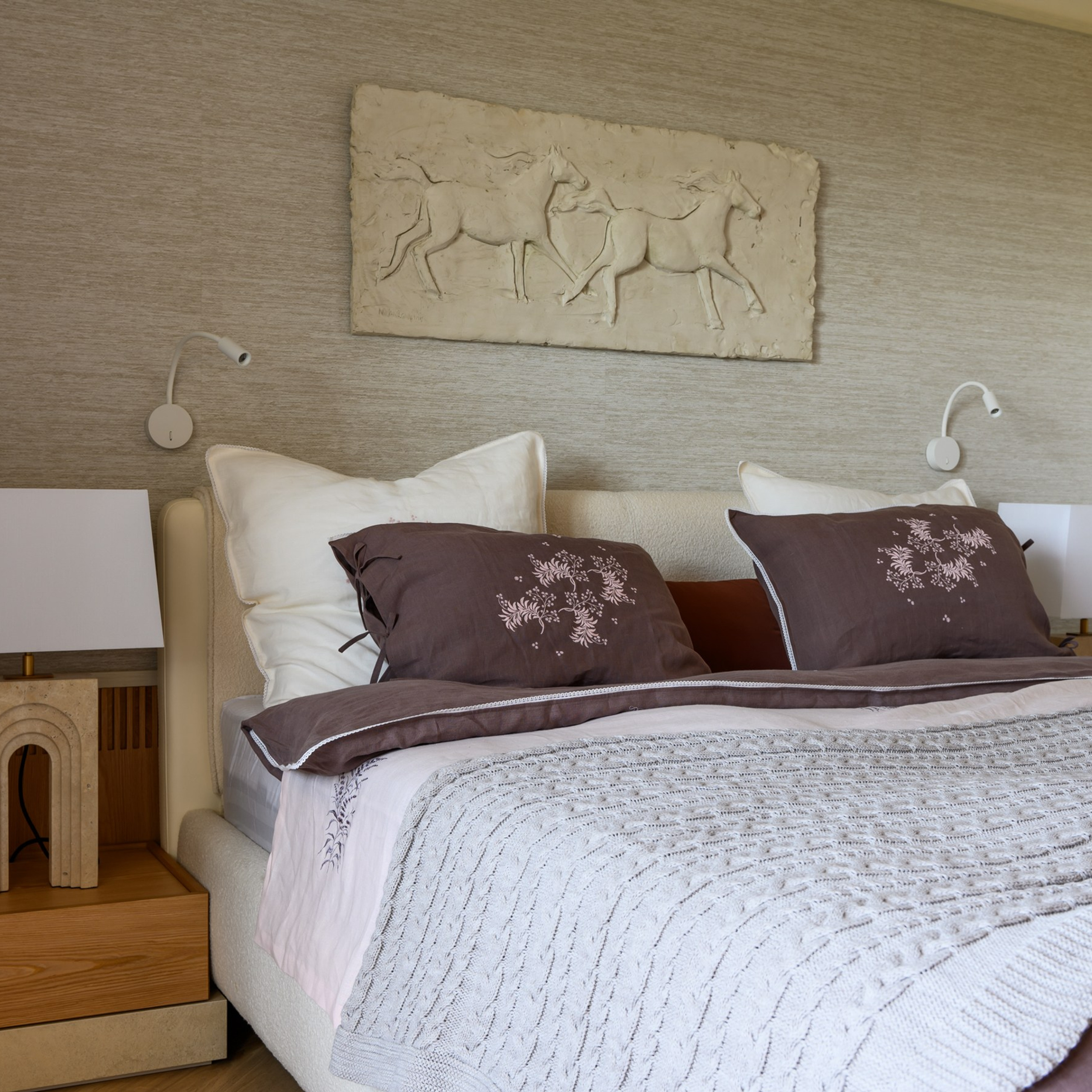 Выбор приемов и материалов: дагестанский песчаник, напоминающий горы, для основания прикроватных тумб и фриза в изголовье кровати, натуральные обои из сизаля, который получают из агавы.