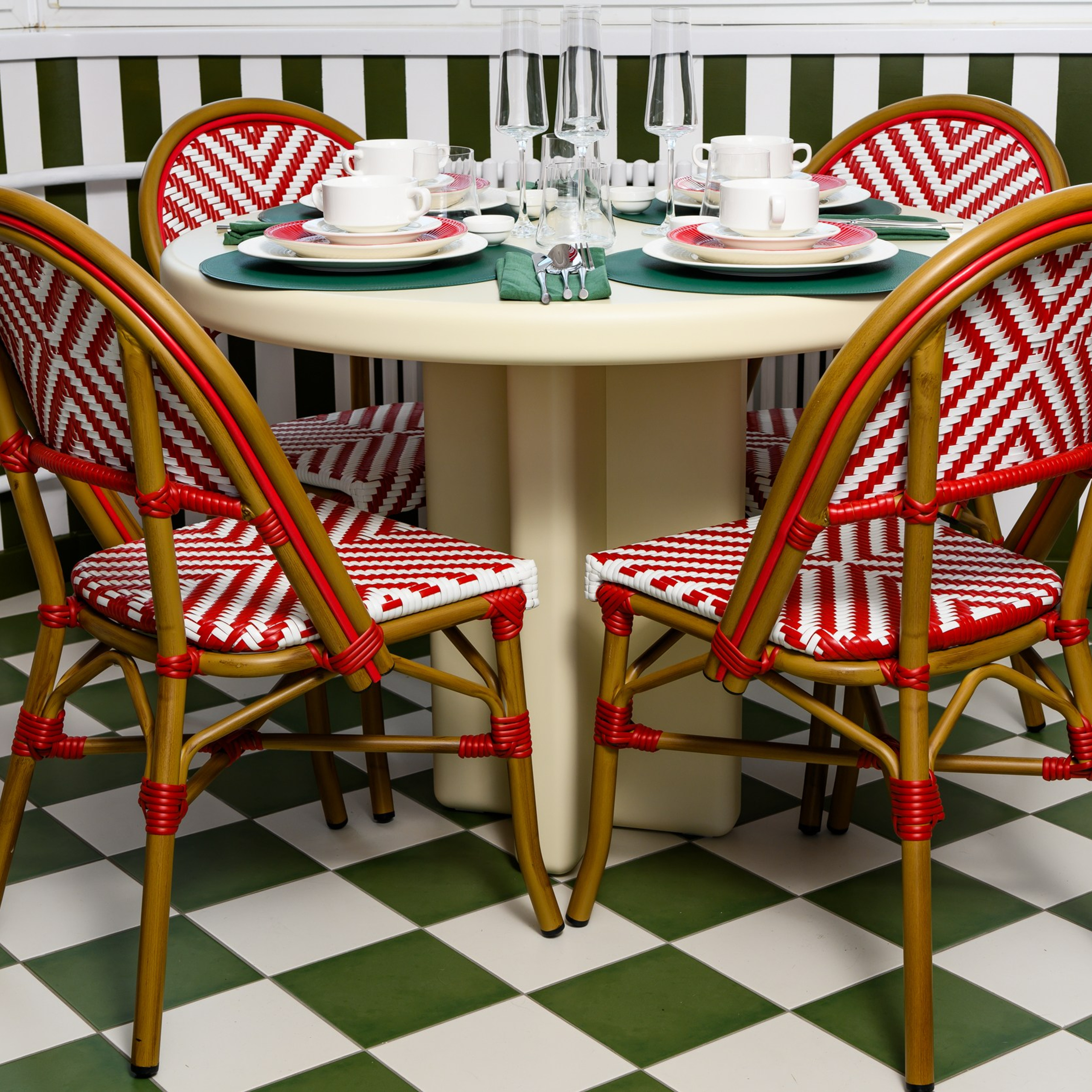 Для фотосъемки интерьеров  поверх системы теплого пола уложили квадратики испанской плитки из красной глины форматом 20 на 20 сантиметров. Коллекция под названием 1900-й отсылает нас к эпохе европейского модерна.