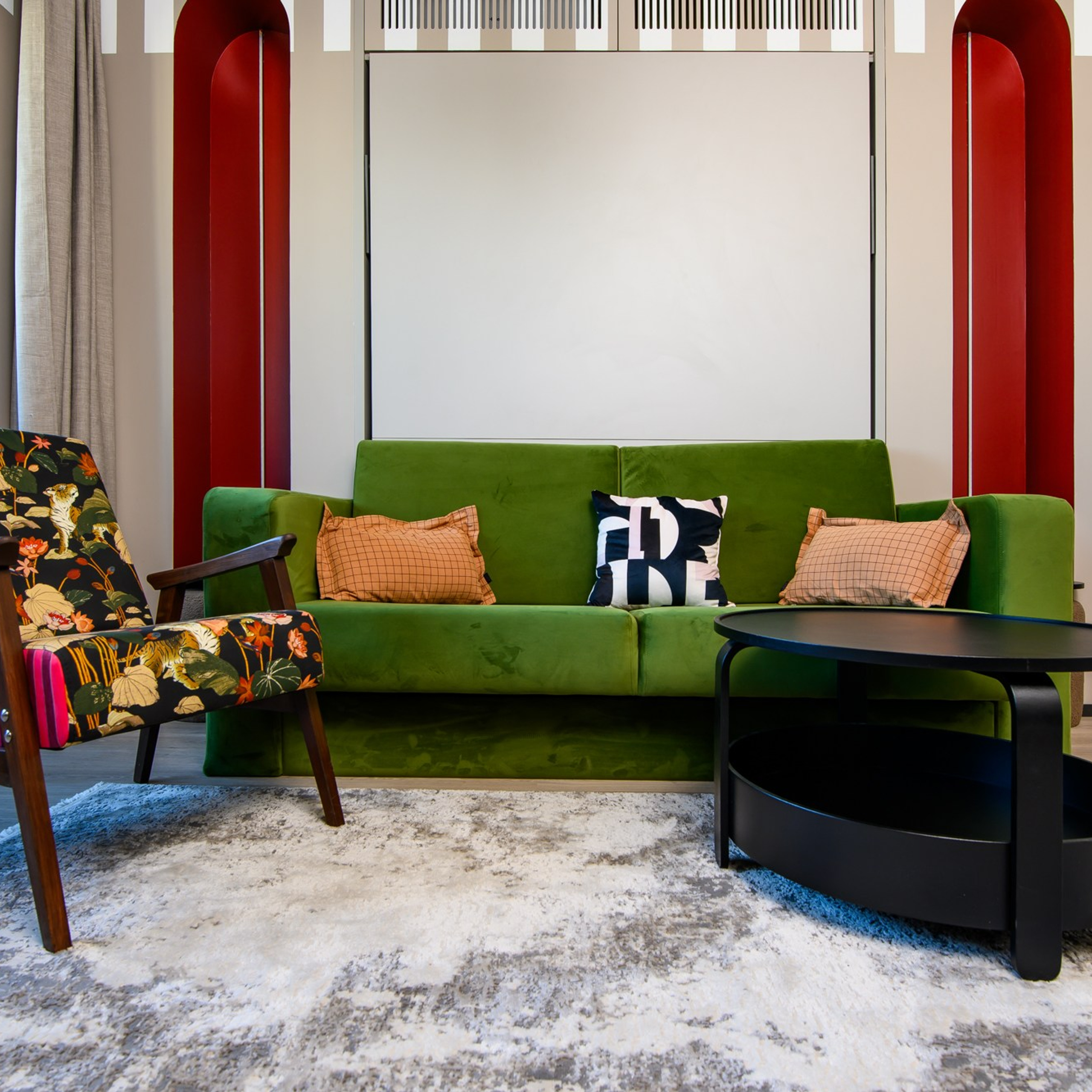 Около кровати я расположила 2 бра для чтения на гибком проводе – чтобы при сборке системы их не сбить