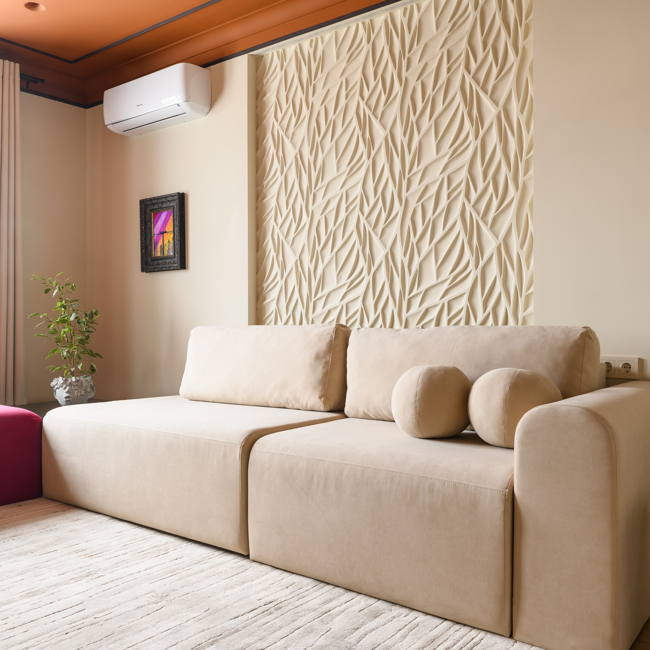 удобное место для отдыха – большой бежевый диван, который будет раскладываться в полноценную двуспальную кровать