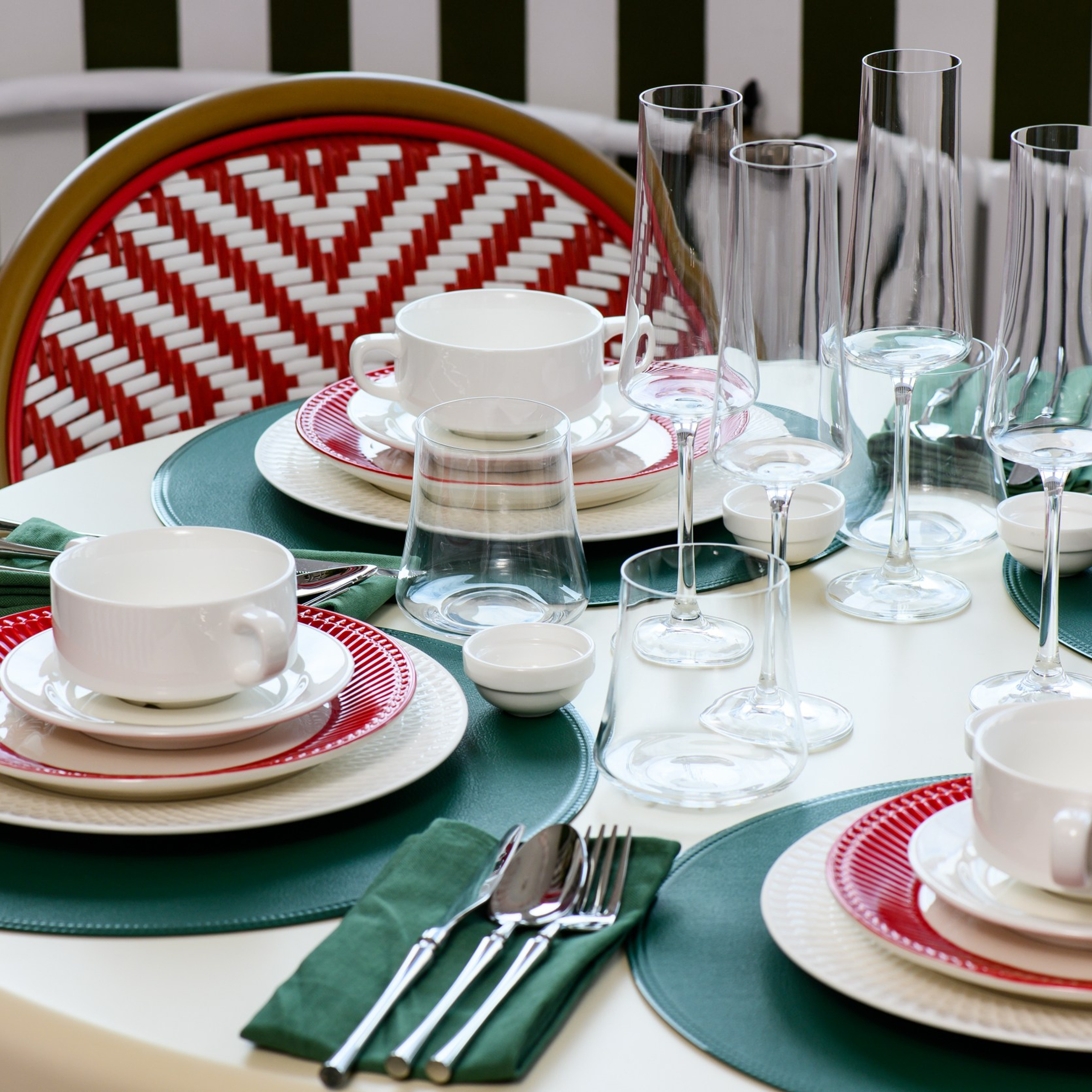 Нет перегруженности по цветовой палитре. Удачно сочетаются три основных цвета сочный зеленый, яркий красный и нейтральный белый