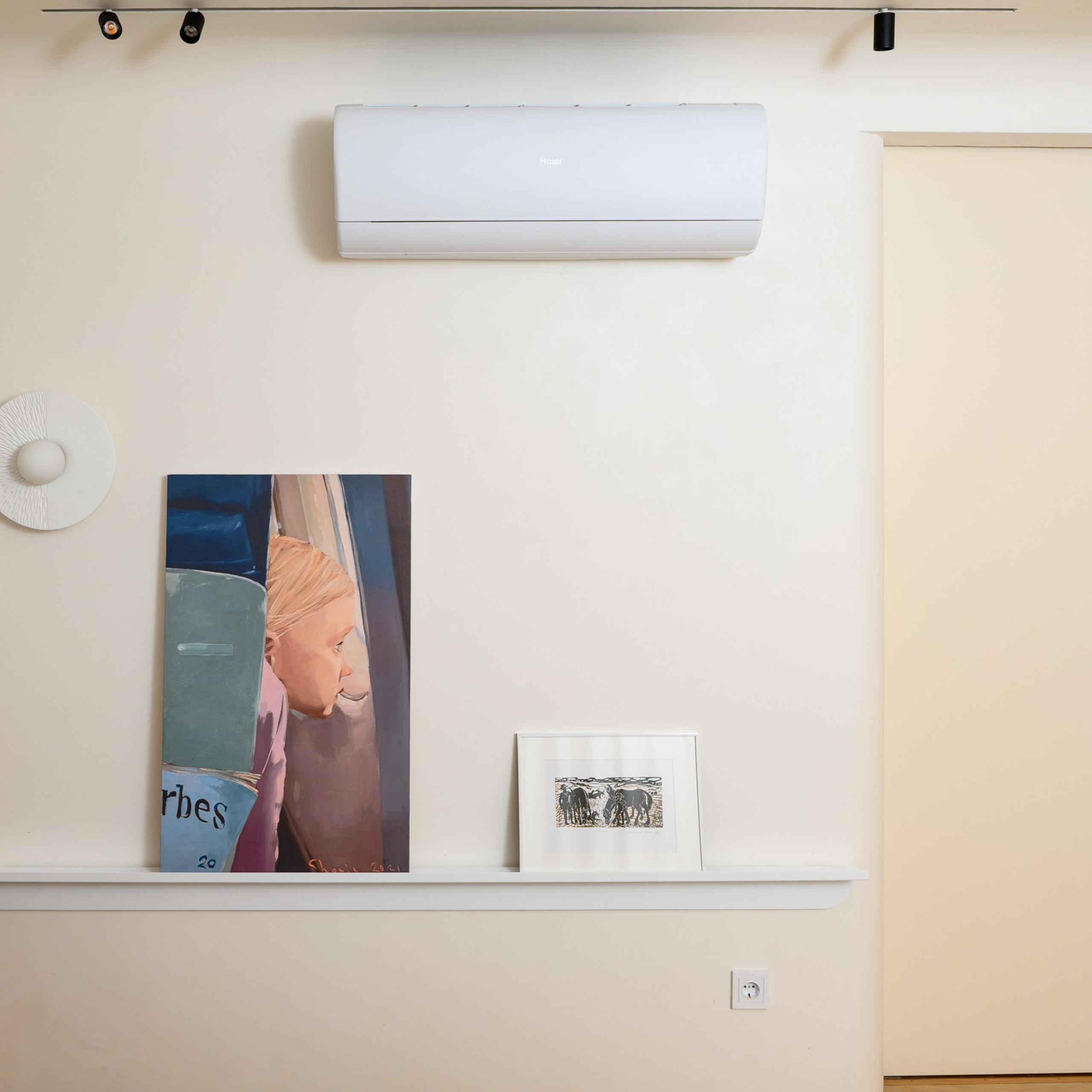 Формально интерьер - европейский,  но хорошо, что в нем будет присутствовать еле уловимый этнический декоративный мотив, который читается в рисунке ковра и декоративном фризе по периметру комнаты.