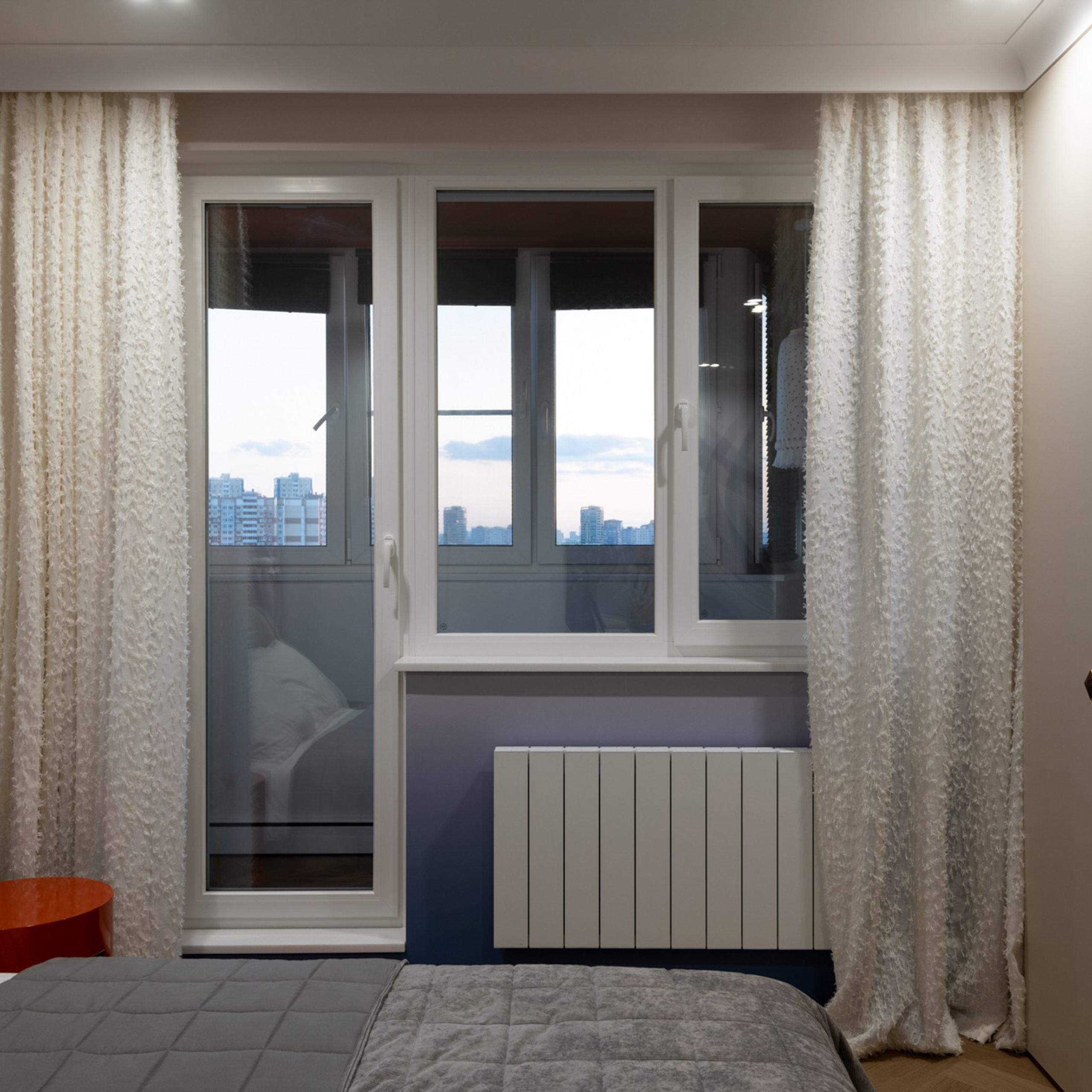 Створки распашные и откидные, с возможностью микропроветривания особенно выражены на  фотографиях интерьерного фотографа Сапожникова Георгия.