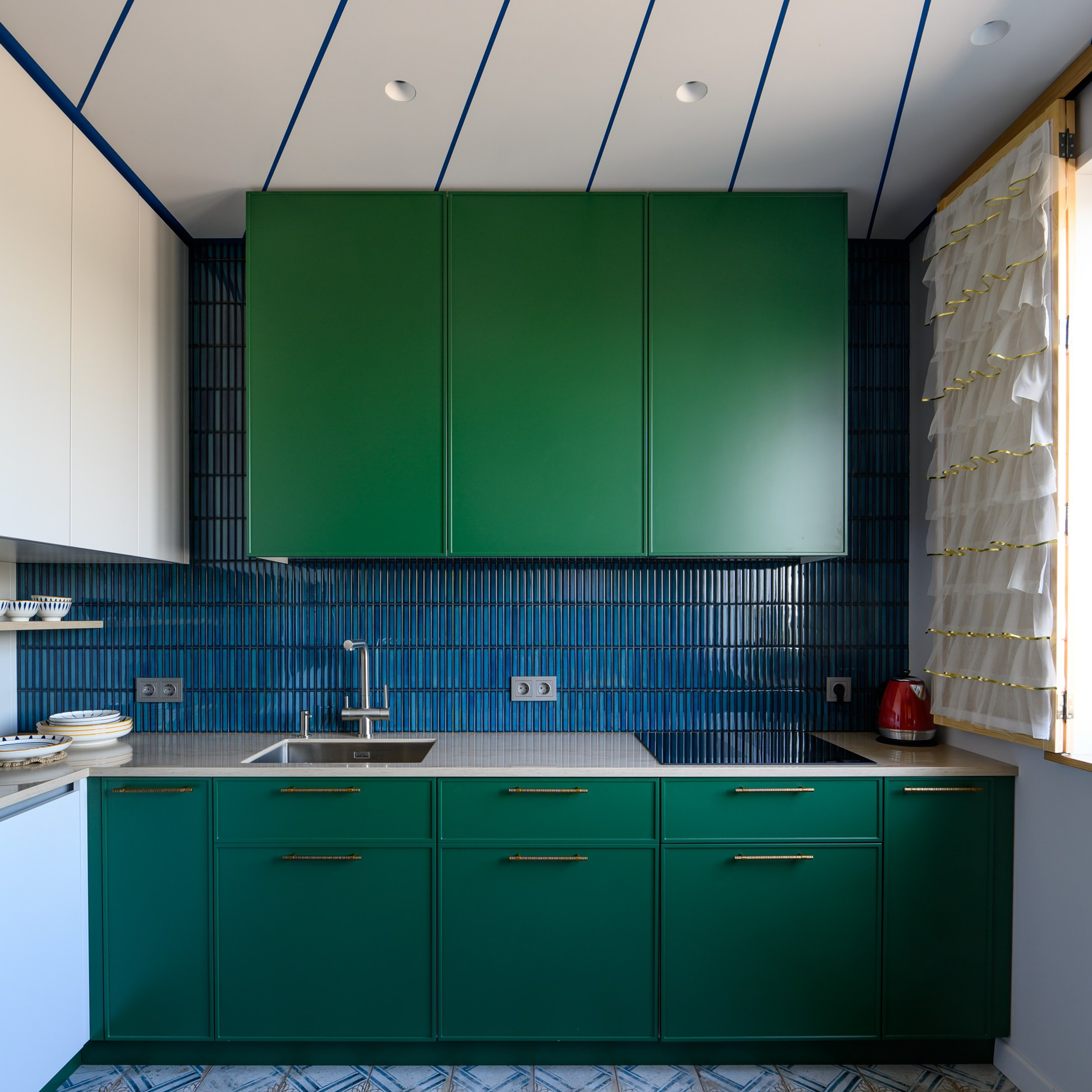 Кухня выполнена по визуализации дизайнера проекта, с соблюдением принципов эргономики.