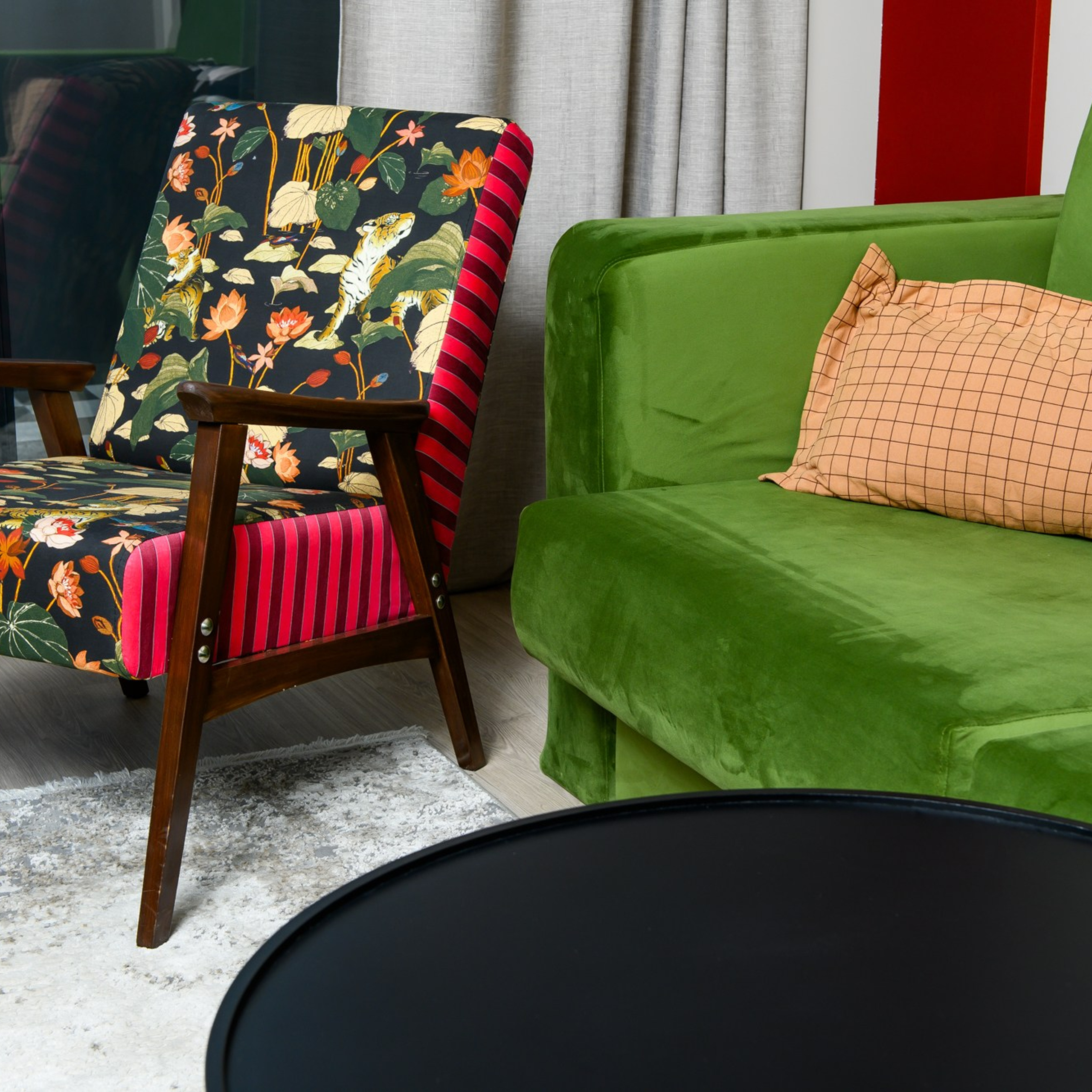 Округлостей интерьеру добавили кофейный столик и меховые пуфы мы видим на  фотографиях интерьерного фотографа Сапожникова Георгия.