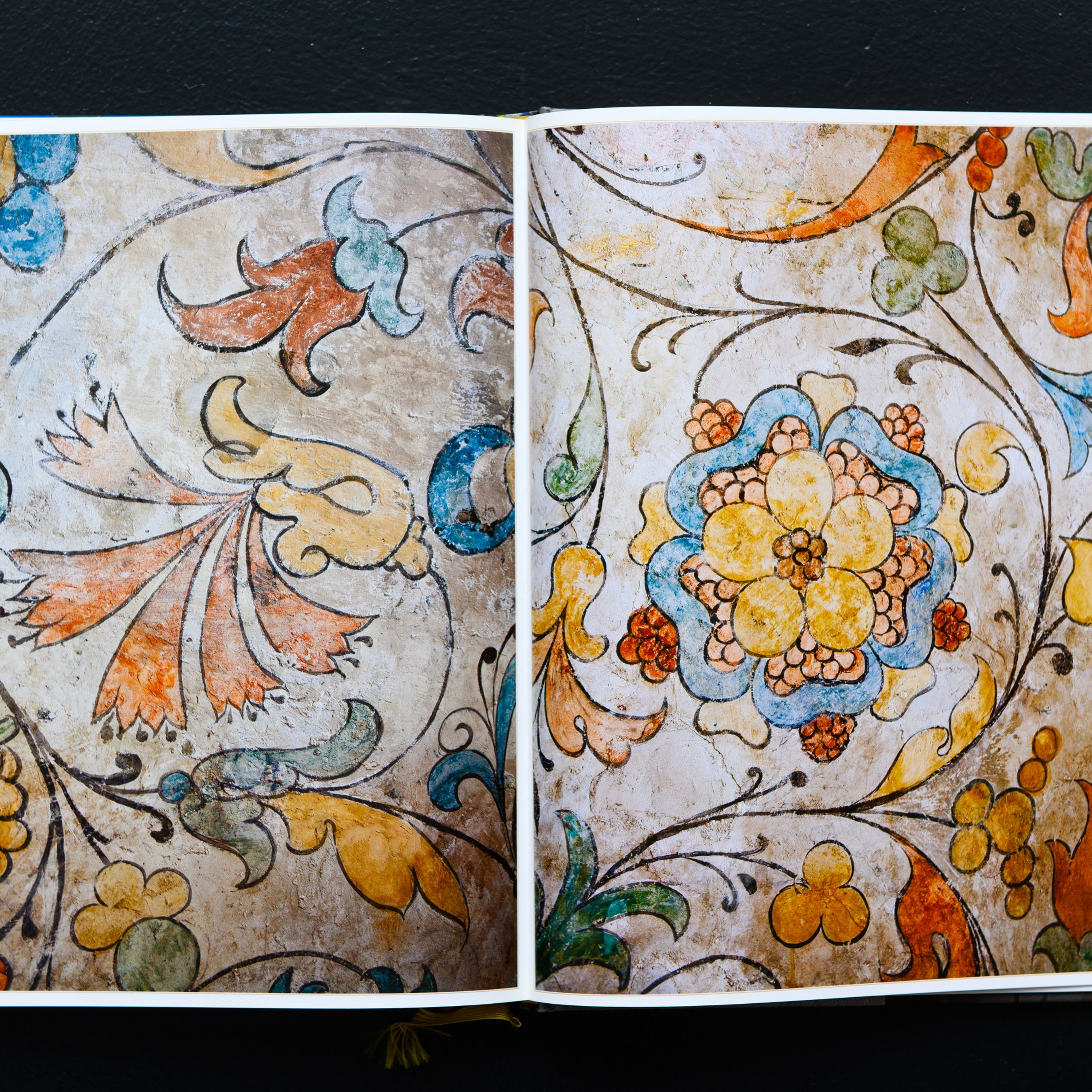 Покровский собор богато украшен настенными росписями.