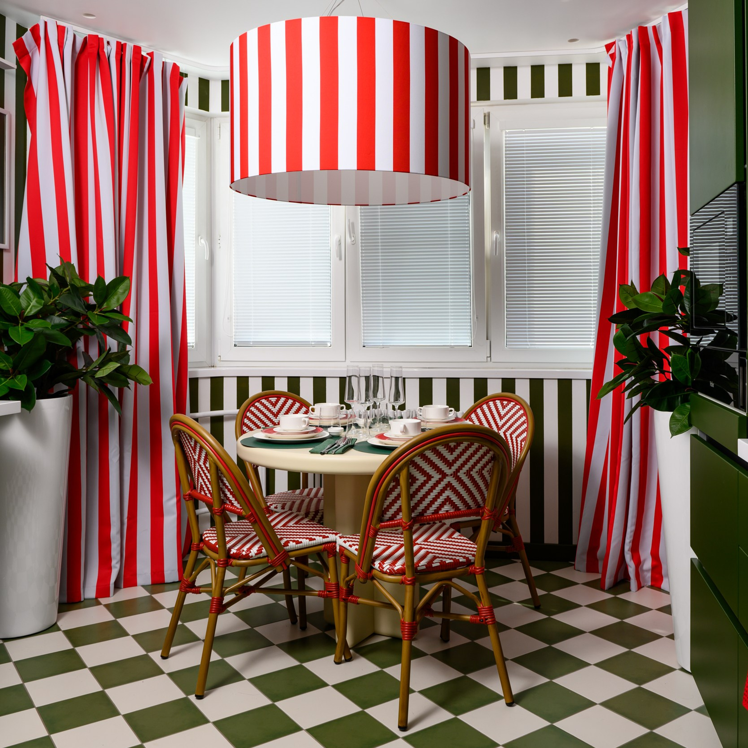 Особенно большой абажур над столом, получился своеобразный портал.