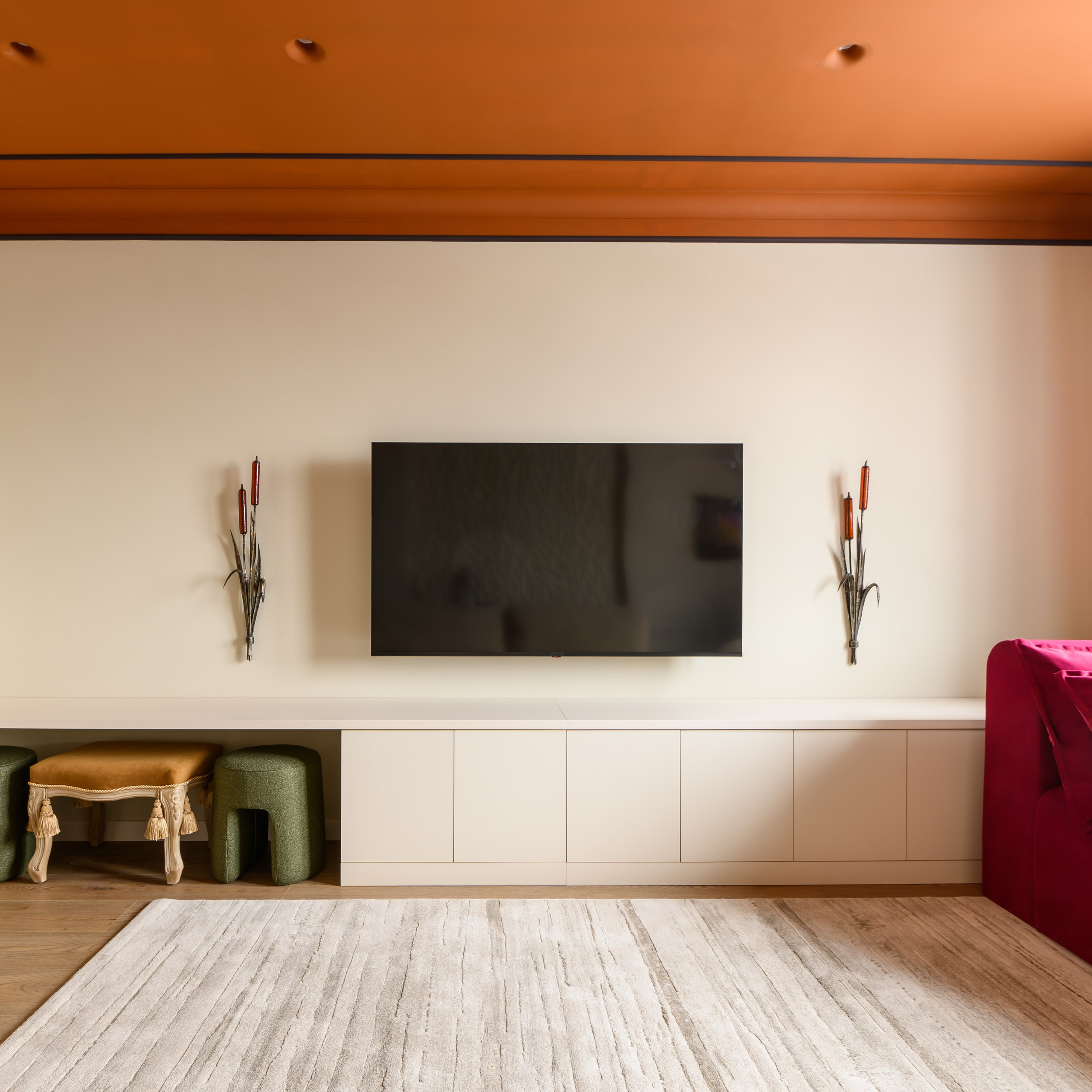 Столешница сплошная вдоль всей стены под огромным ТВ – также очень удобно и много шкафчиков под хранение, все скрыто и едино. Стена из лепнины в стиле под тростник и потолок с окном, торшер, бра в виде искусных камышей на  фотографиях интерьерного фотографа Сапожникова Георгия.