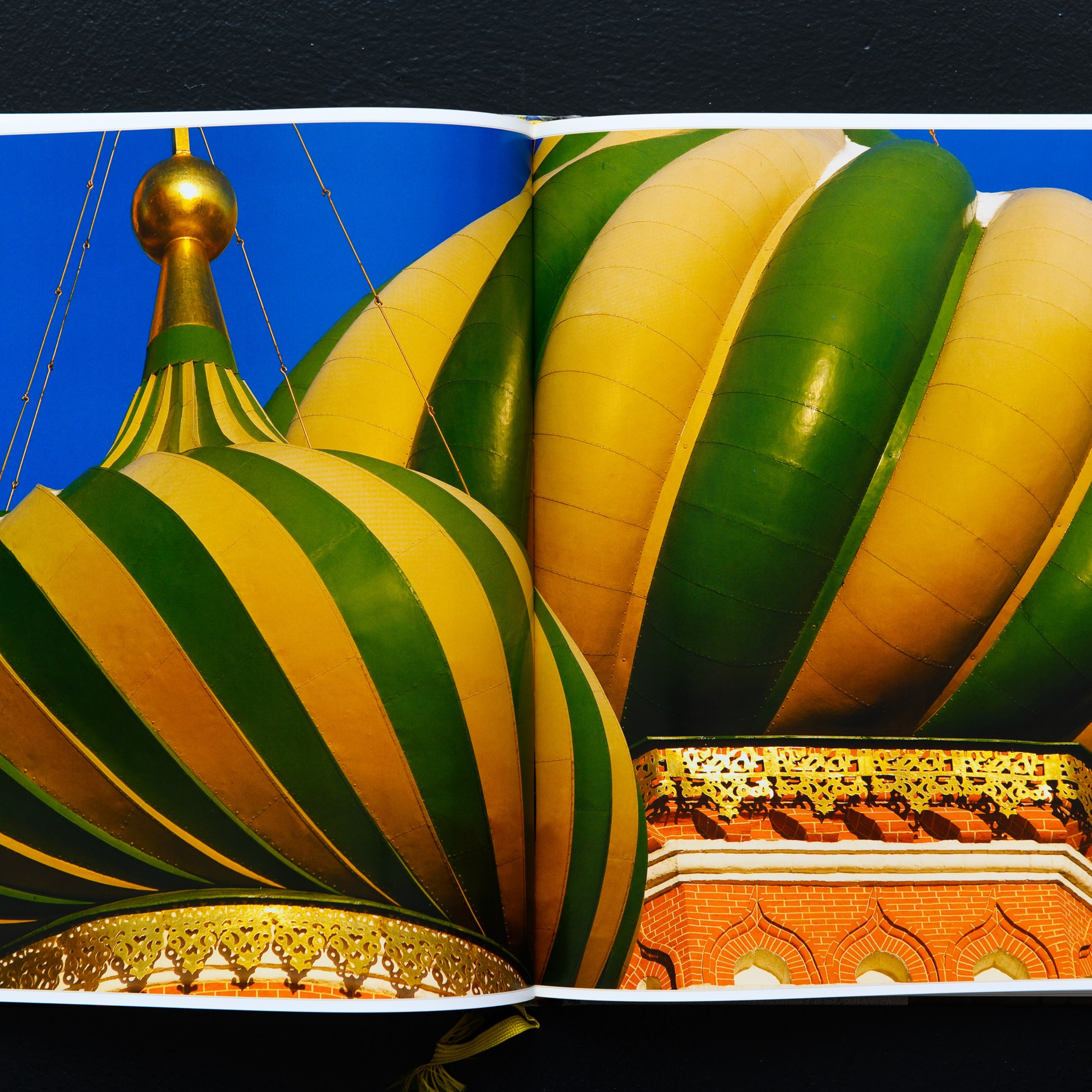 Покровский собор Храм Василия Блаженного на Красной площади. Церковь Святой Троицы и Церковь Александра Свирского. Купола.