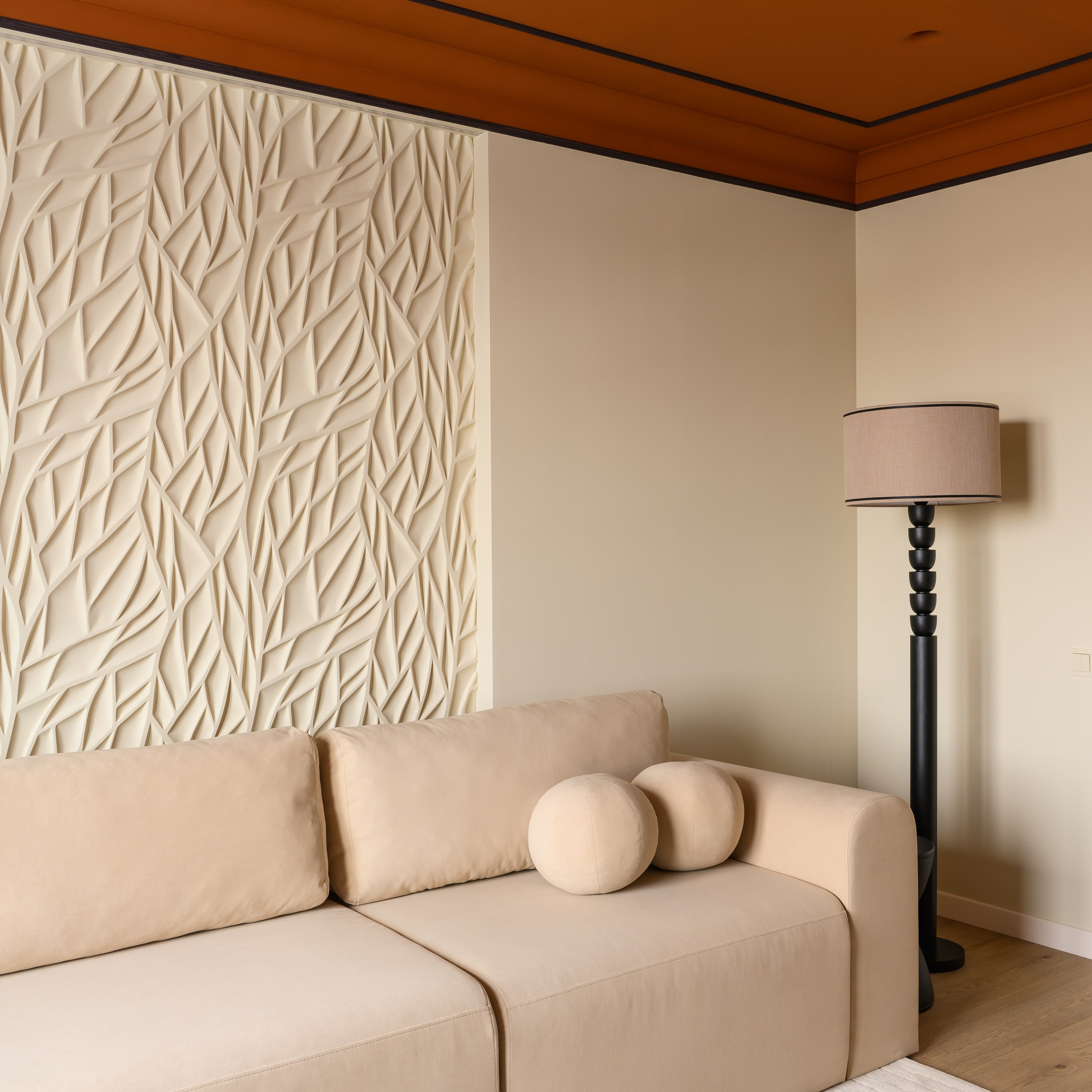 Герой гостиной – эффектный раскладной диван в велюровой обивке Furla. Это и основное посадочное место, и удобная кровать с основанием из прочной мебельной фанеры