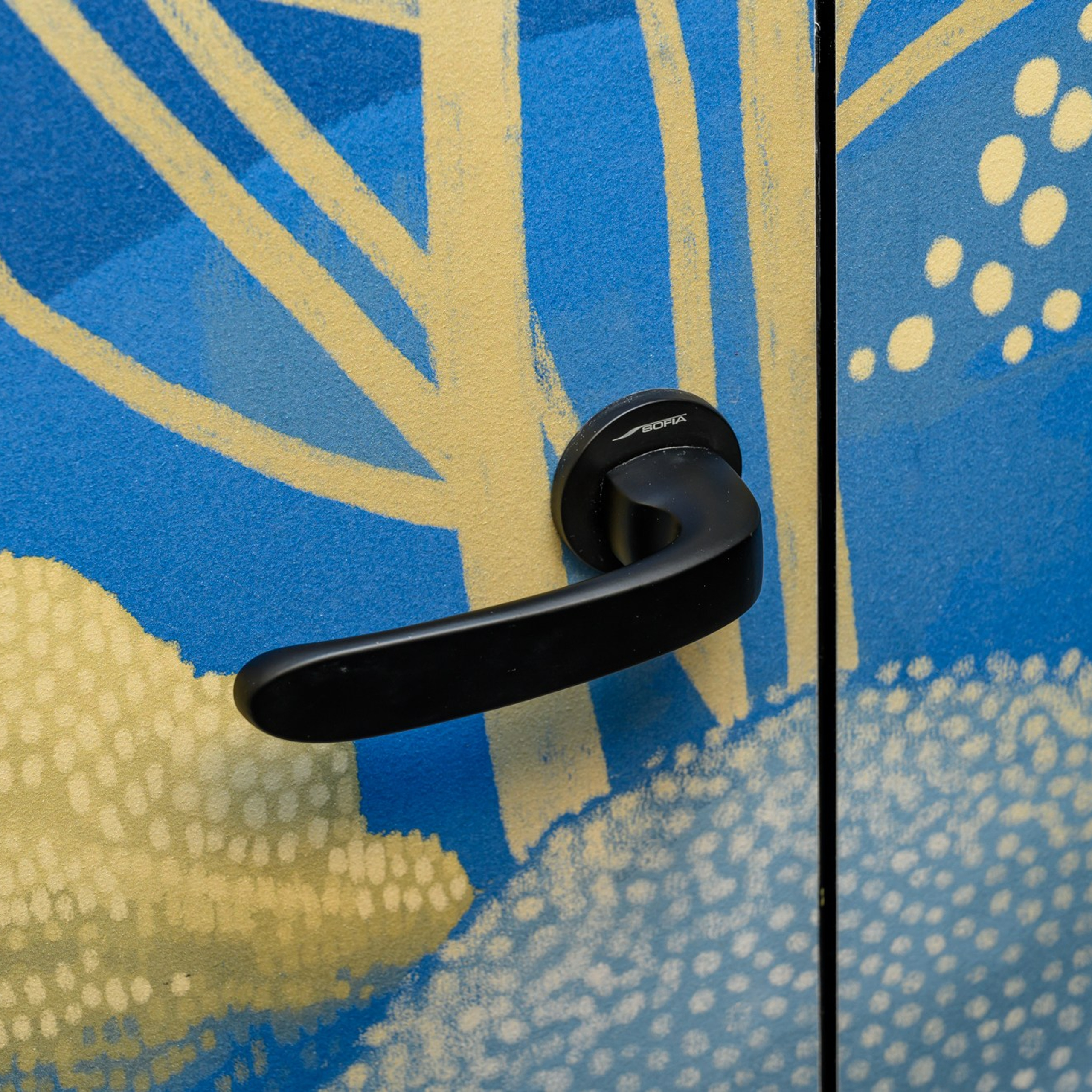 ручки West – скругленная форма и легкое утолщение корпуса ручки позволили создать аксессуар элегантный и эргономичный. 